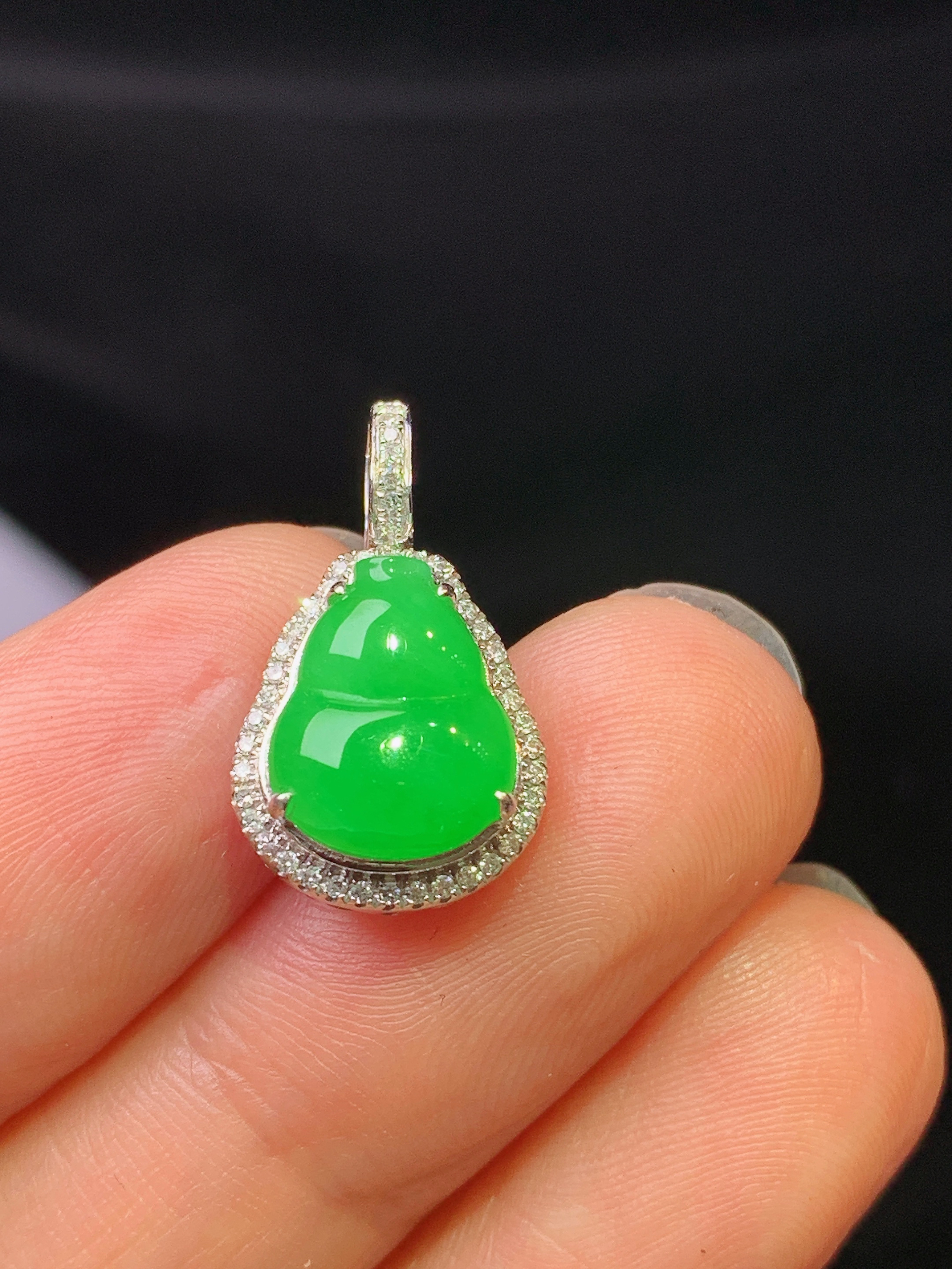 18k金钻镶嵌翠绿葫芦吊坠 玉质细腻 色泽艳丽清新 水润亮眼 整体尺寸19*11*6.5x4