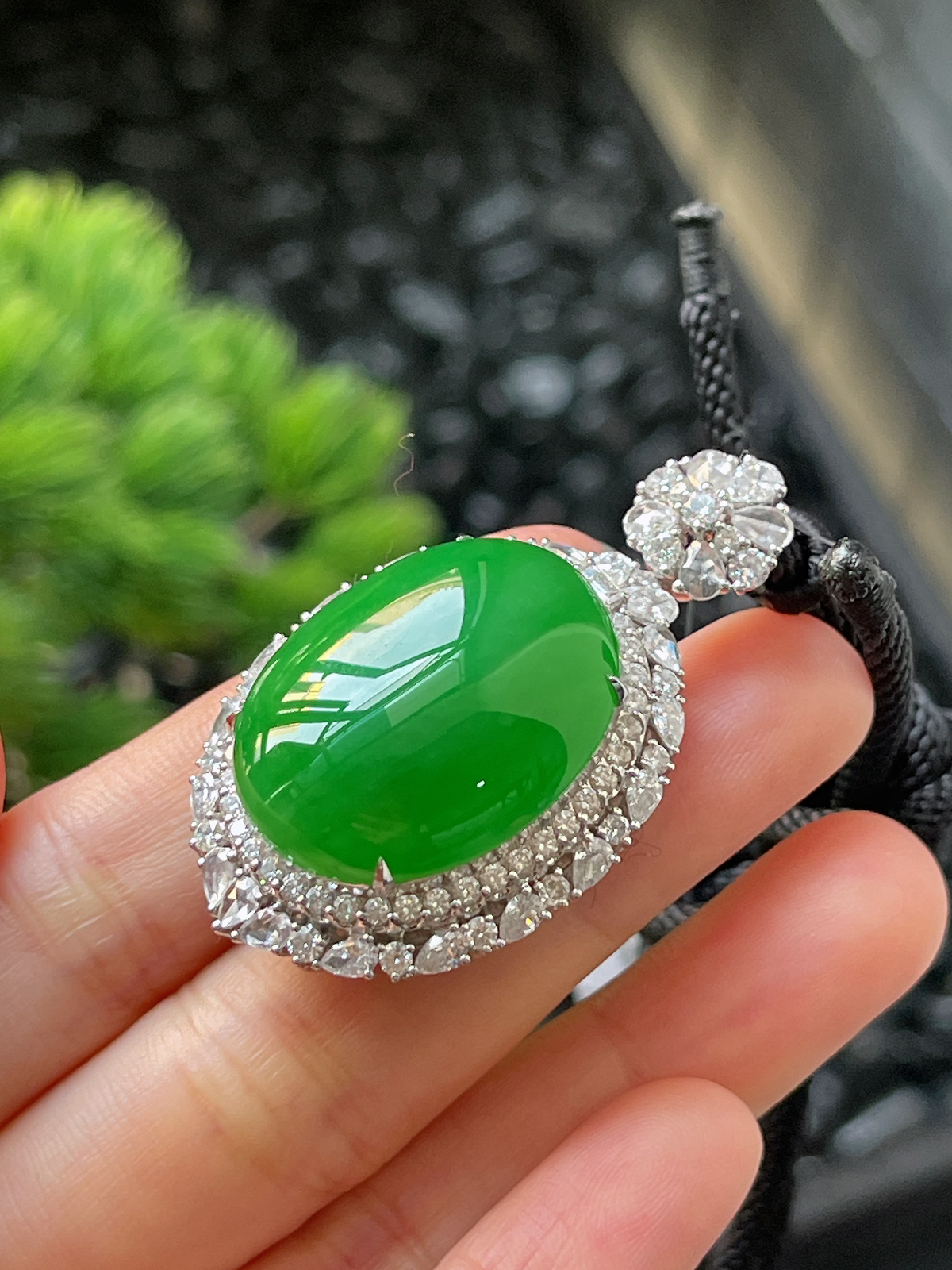 翡翠冰糯种大绿蛋面吊坠，印记：G18K,伴钻石