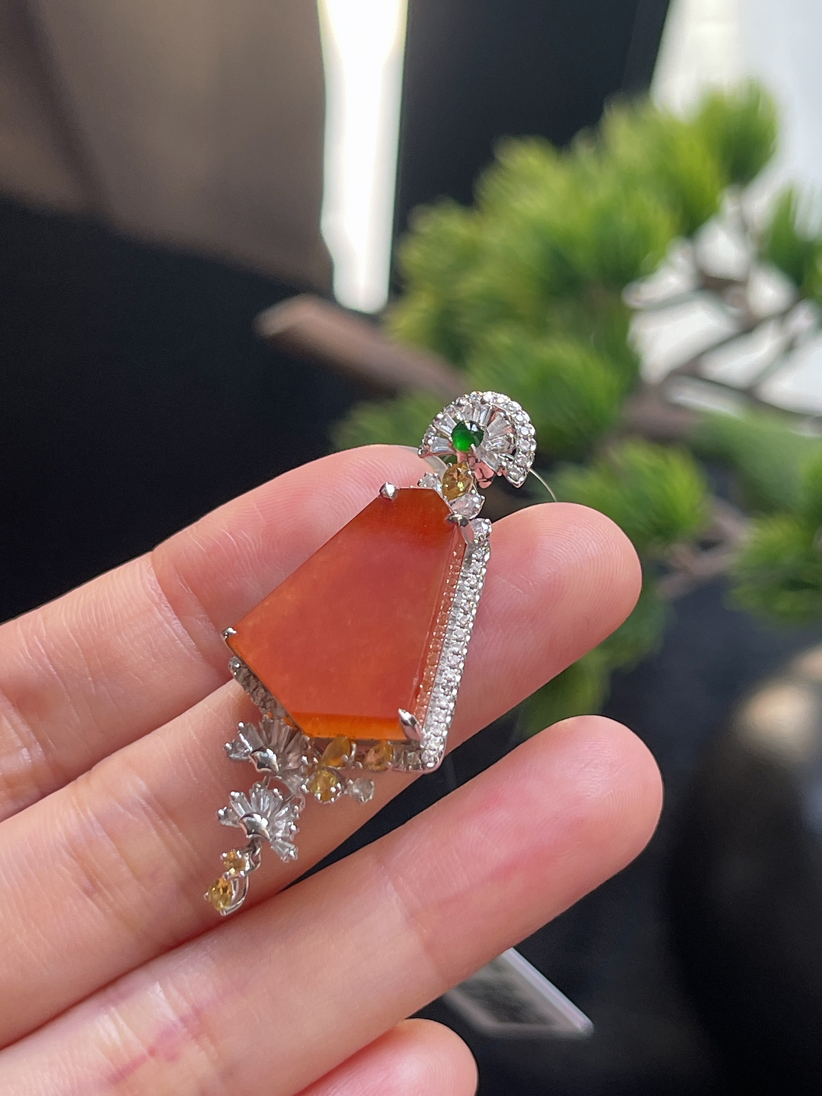 翡翠冰糯种红色无事牌挂件，印记：G18K,伴钻石（无色）