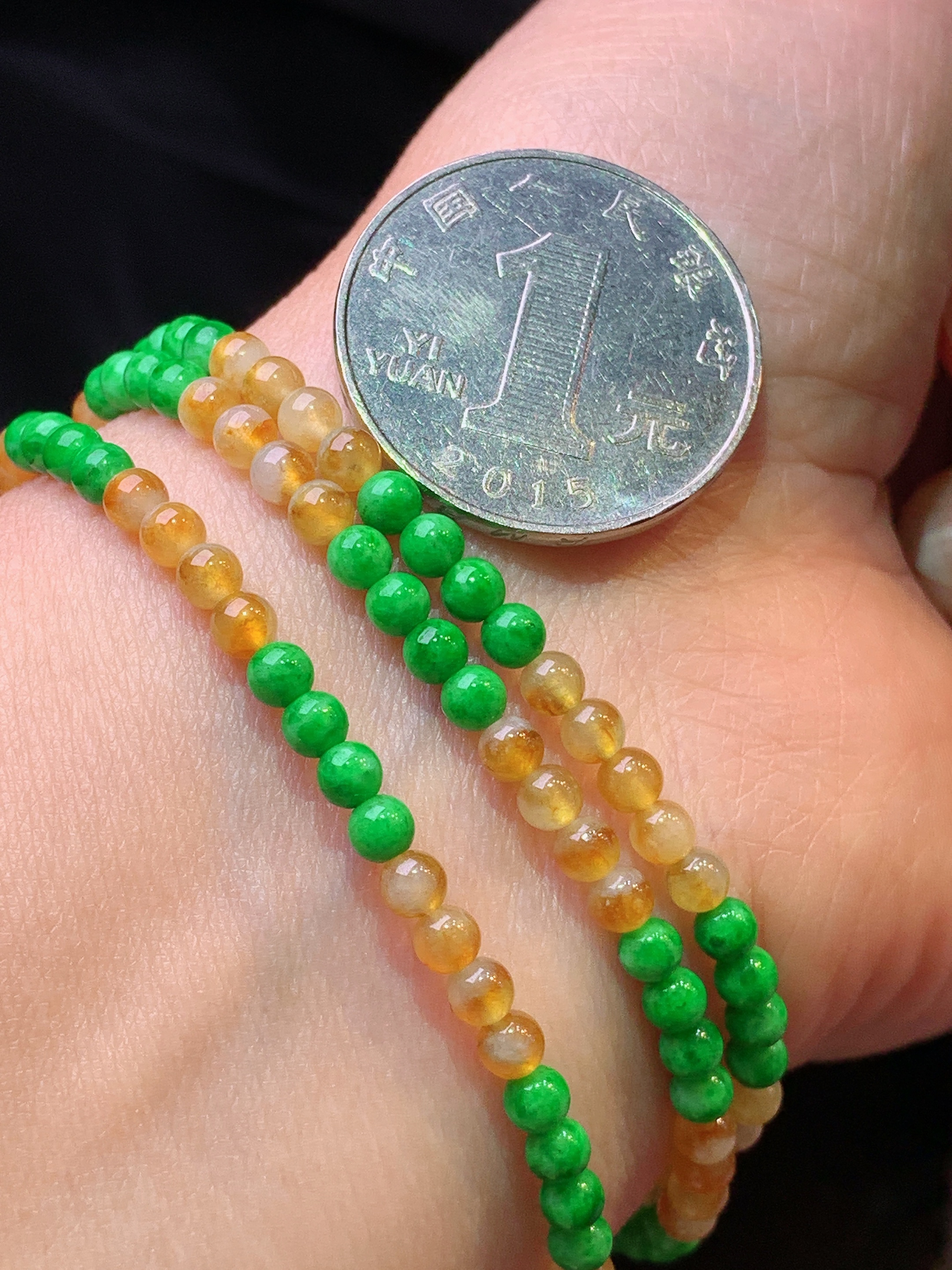 18k金钻镶嵌黄绿圆珠项链 玉质细腻 色泽艳丽清新 水润亮眼 整体尺寸3.5z1