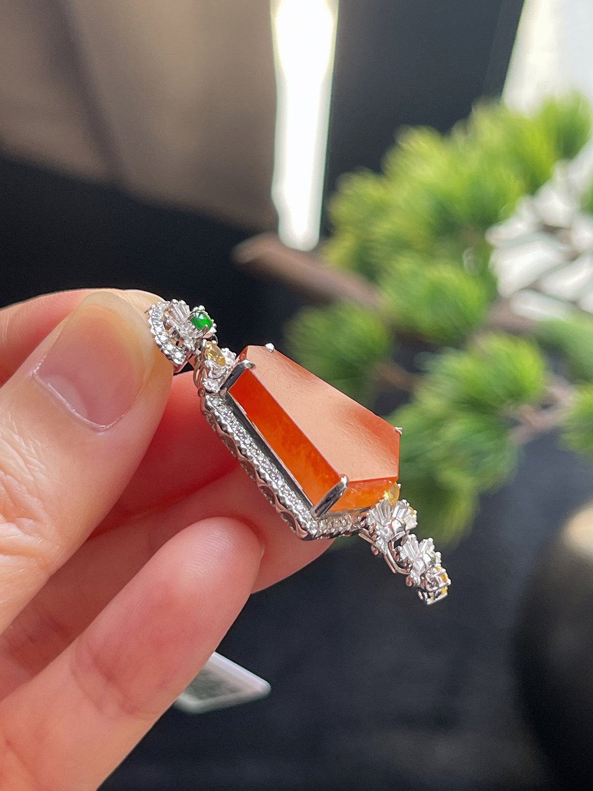 翡翠冰糯种红色无事牌挂件，印记：G18K,伴钻石（无色）