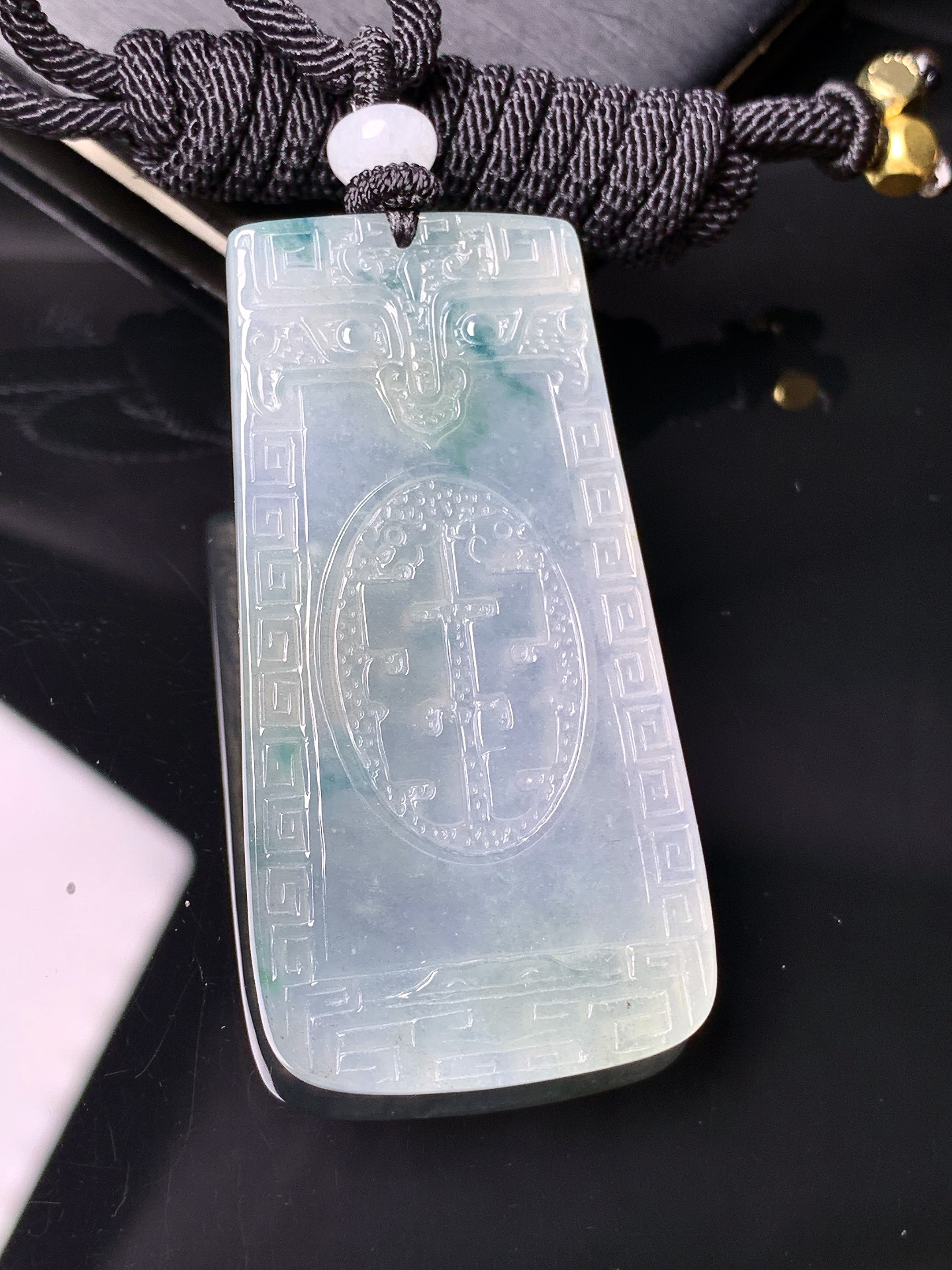 飘绿雕花牌吊坠 玉质细腻 色泽艳丽清新 水润亮眼 整体尺寸52.3*26.6*3.6L1