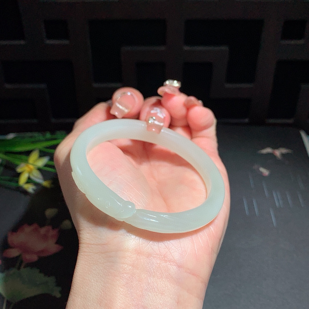 和田玉55圈晴水雕花手镯！玉质细腻油润 底色纯净 无裂无杂 脂粉好，品质高。