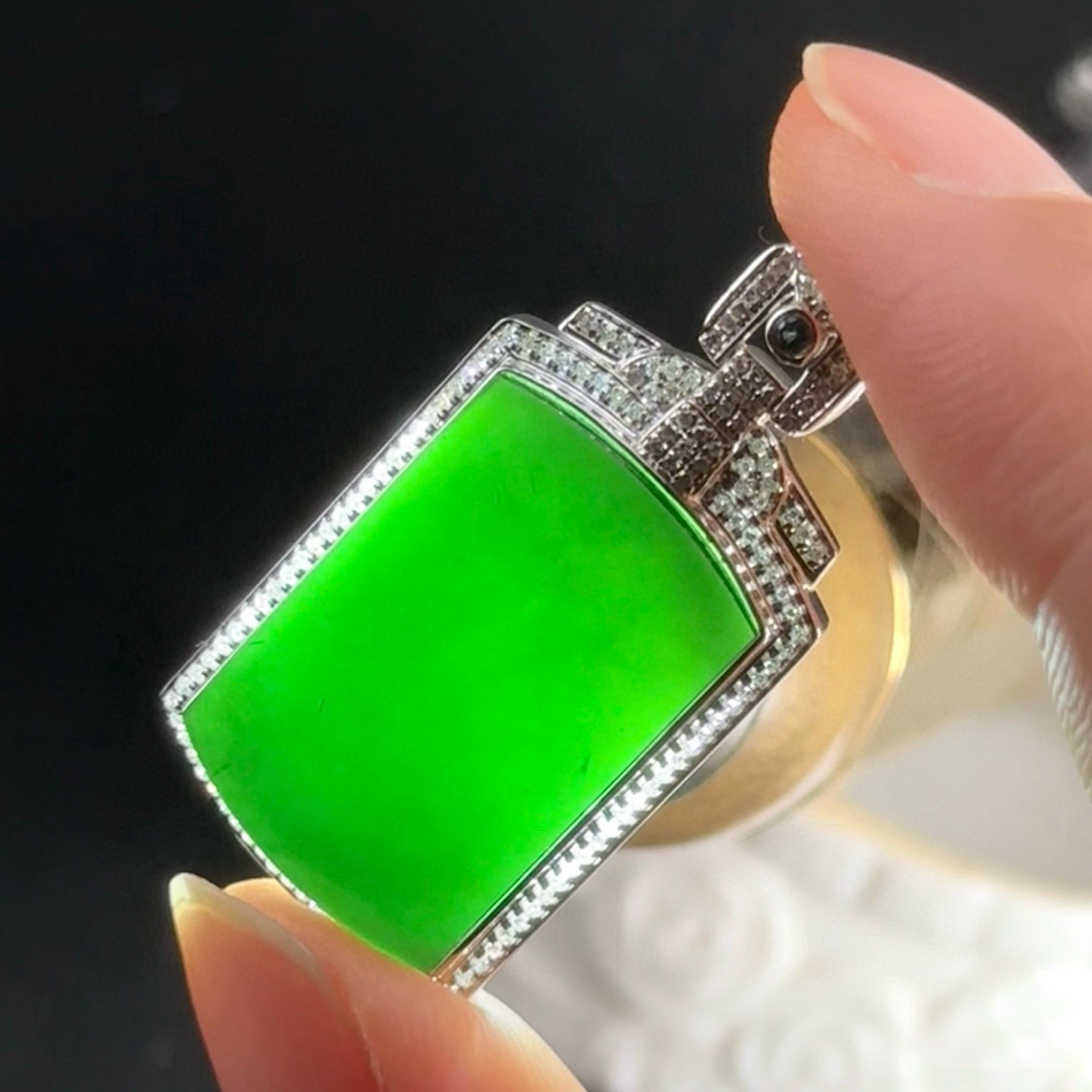 精品18k墨翠马鞍吊坠 种好色正 黑度极好 打灯通透 油性十足 尺寸35.4