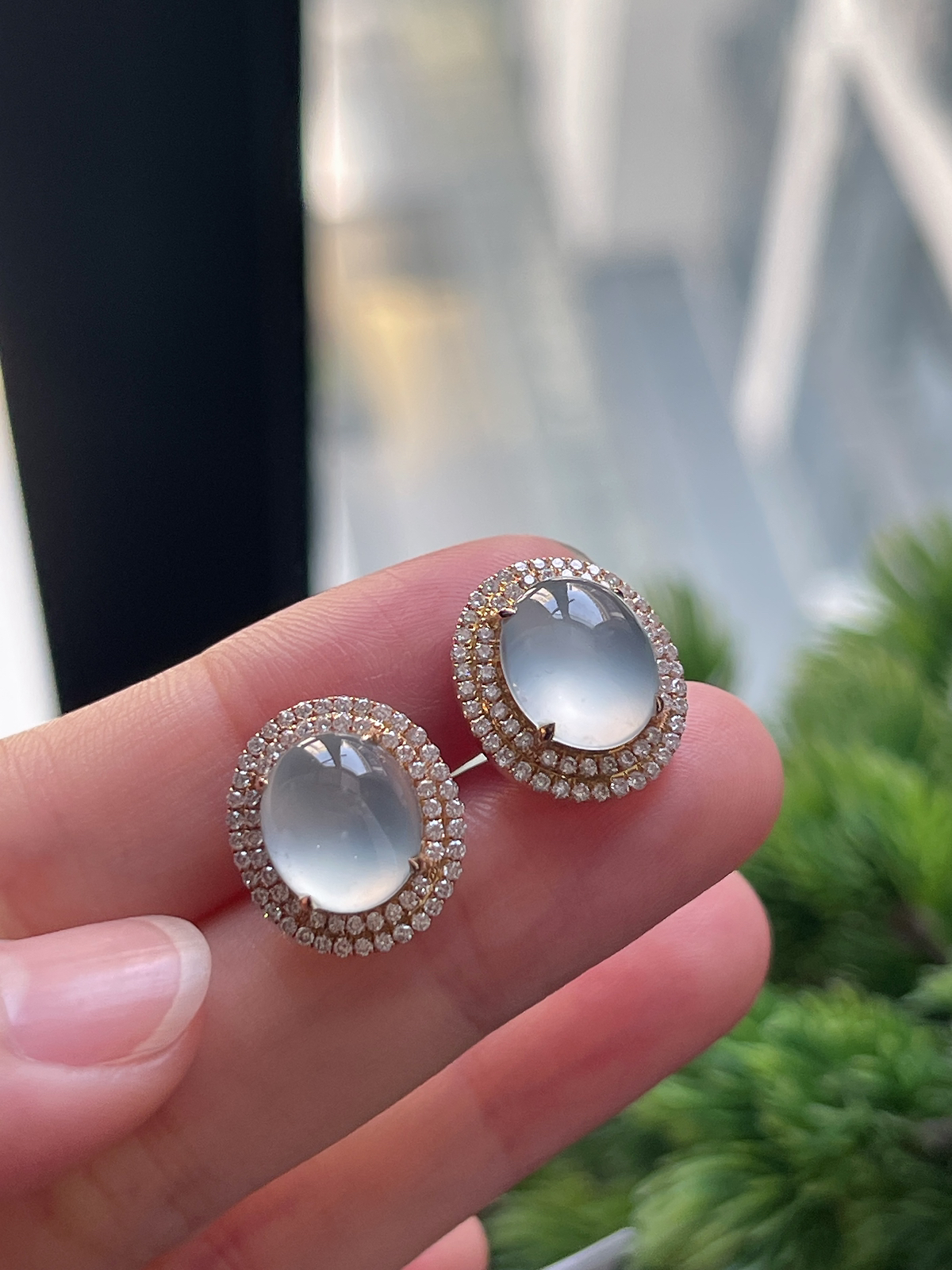 翡翠白冰耳钉，印记：G18K,伴钻石