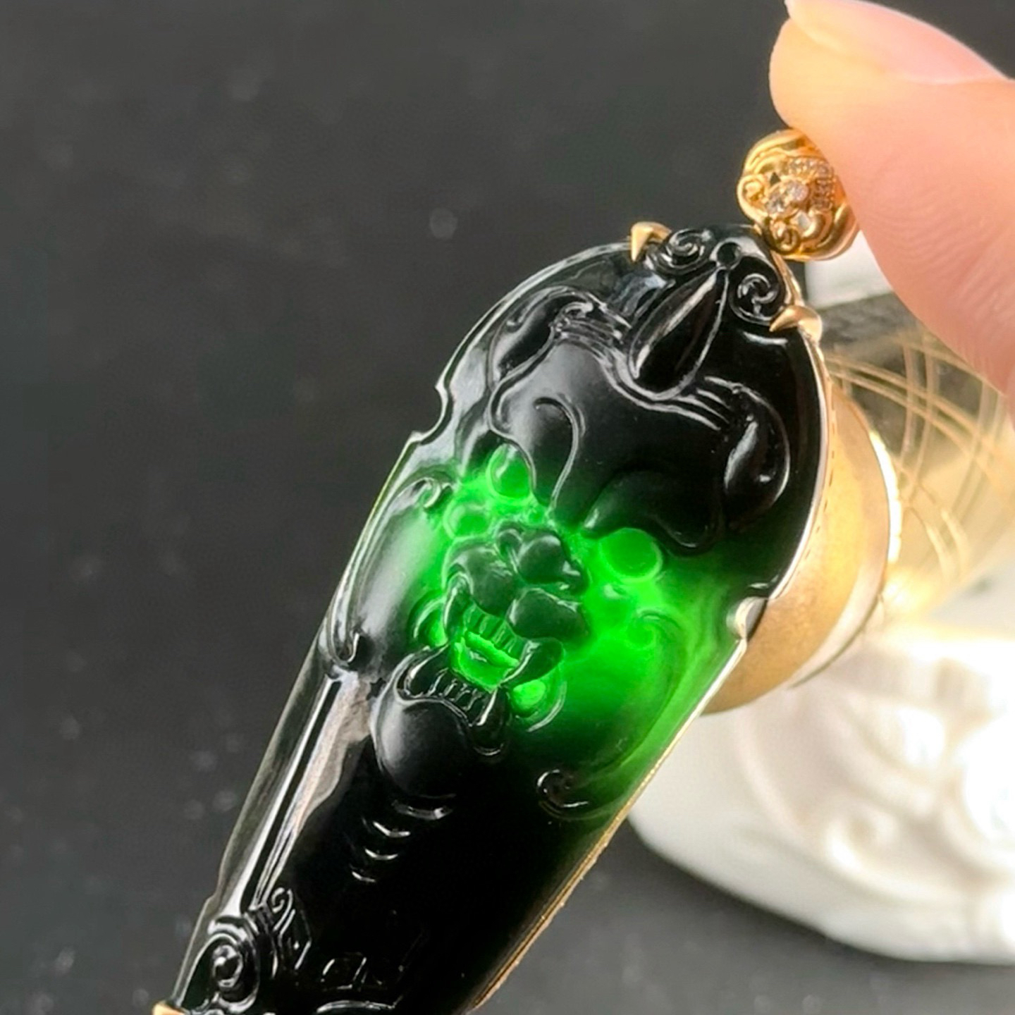 精品18k墨翠仿古瑞兽牌 种好色正 黑度极好 打灯通透 油性十足 尺寸62.3