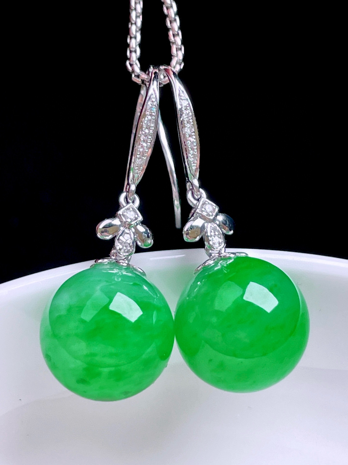 冰阳绿圆珠耳坠 
色泽鲜艳，种老水润，18k金镶嵌
整体：30
裸石：11.7