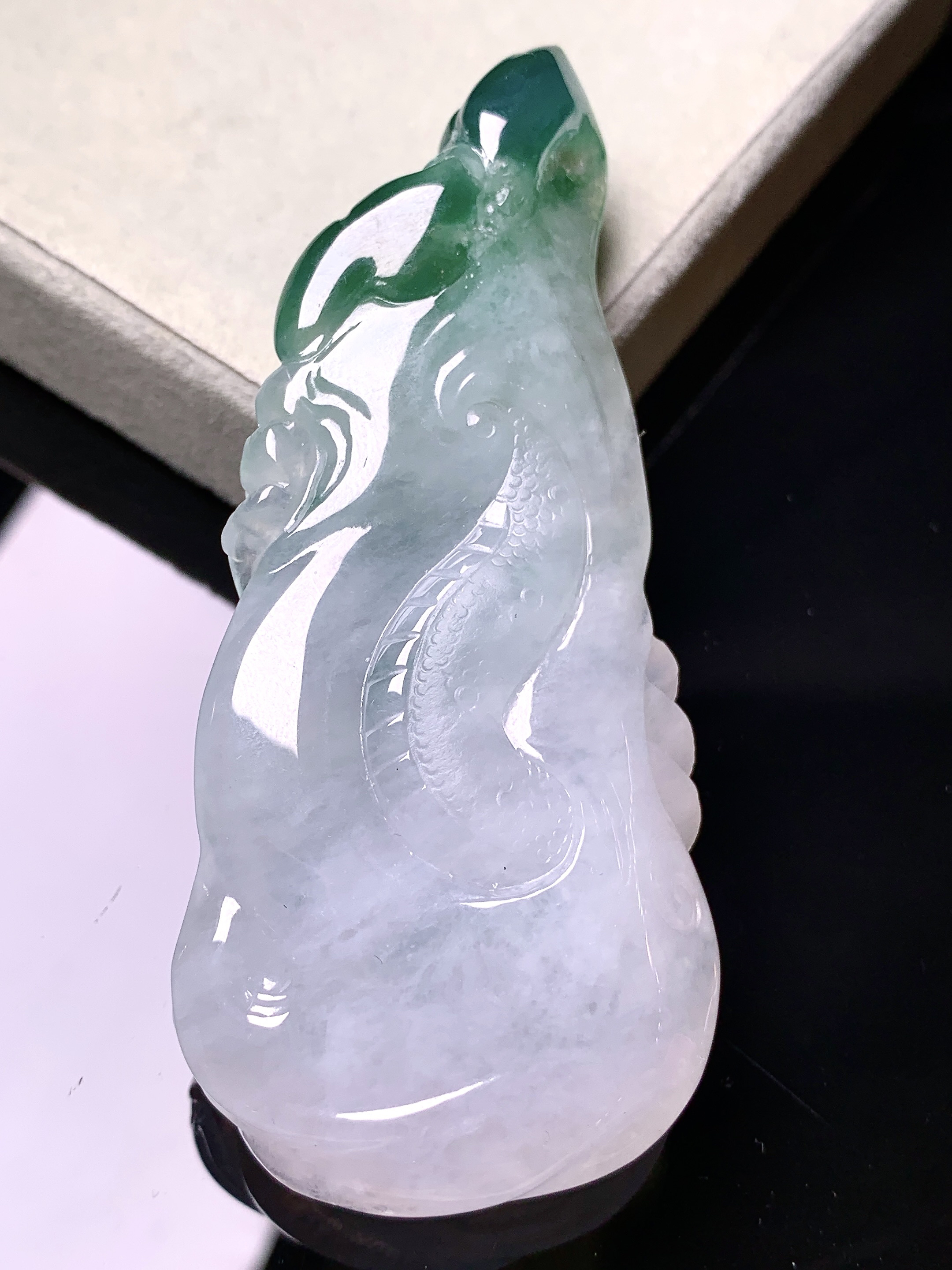 飘绿龙牌吊坠 玉质细腻 色泽艳丽清新 水润亮眼 整体尺寸75.6*32.6*13.8c1