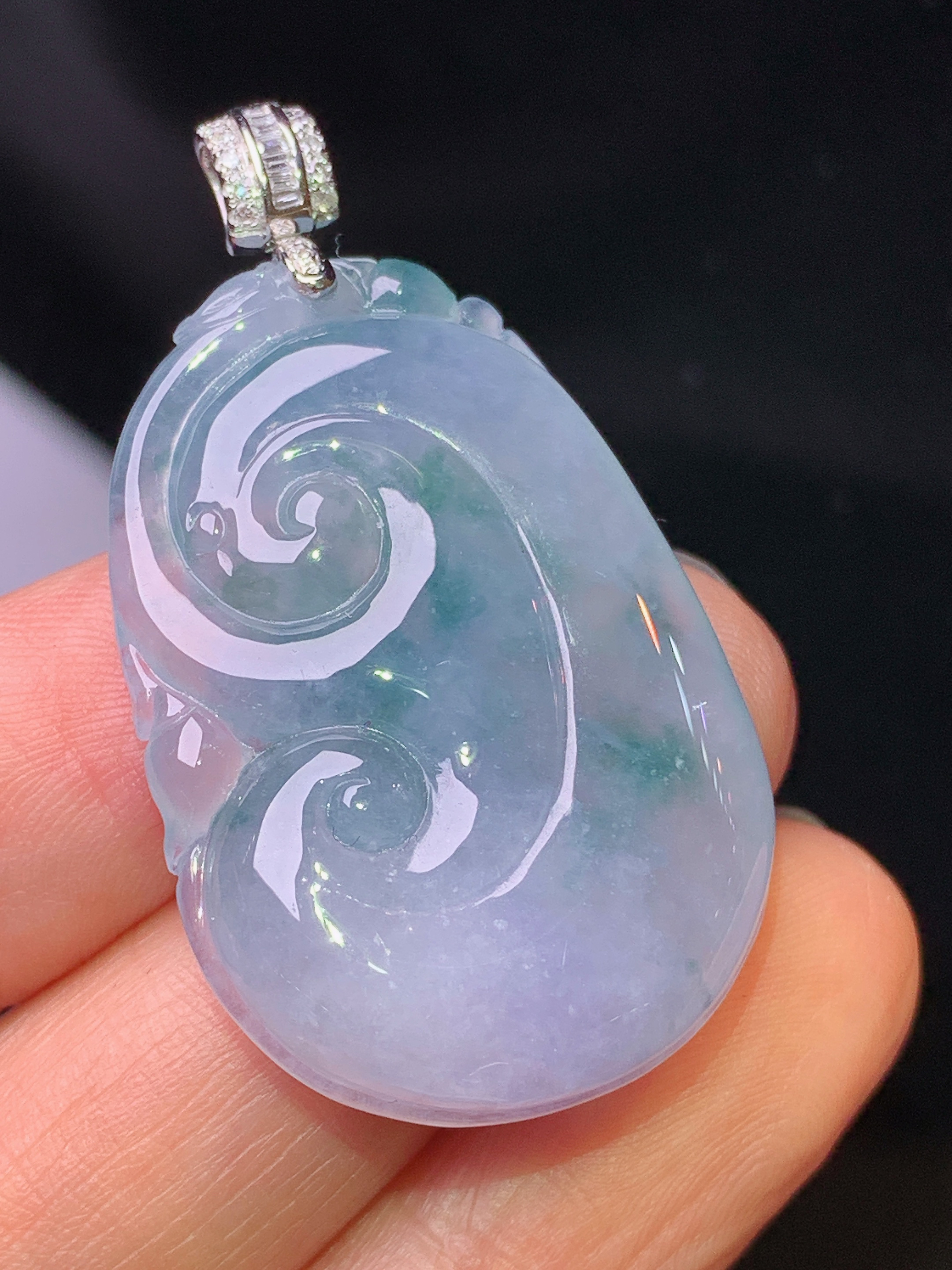 18k金钻镶嵌飘绿如意吊坠 玉质细腻 色泽艳丽清新 水润亮眼 整体尺寸41*23.3*6b1