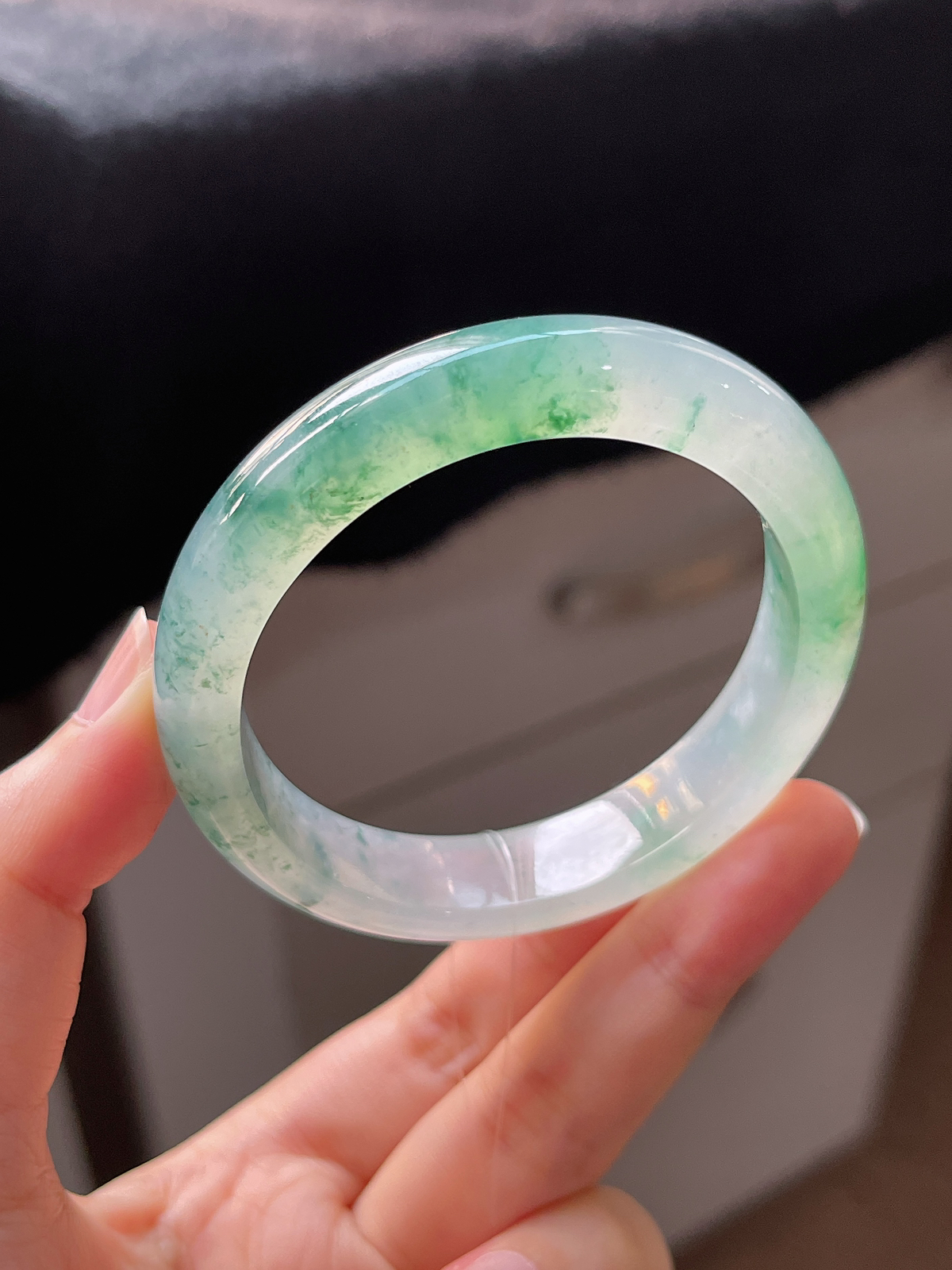 贵妃镯55.6圈口，翡翠冰种飘绿手镯