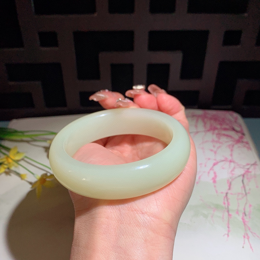 和田玉61圈口黄口料宽版手镯！玉质细腻油润 底色纯净 无裂无杂 脂粉好，品质高。