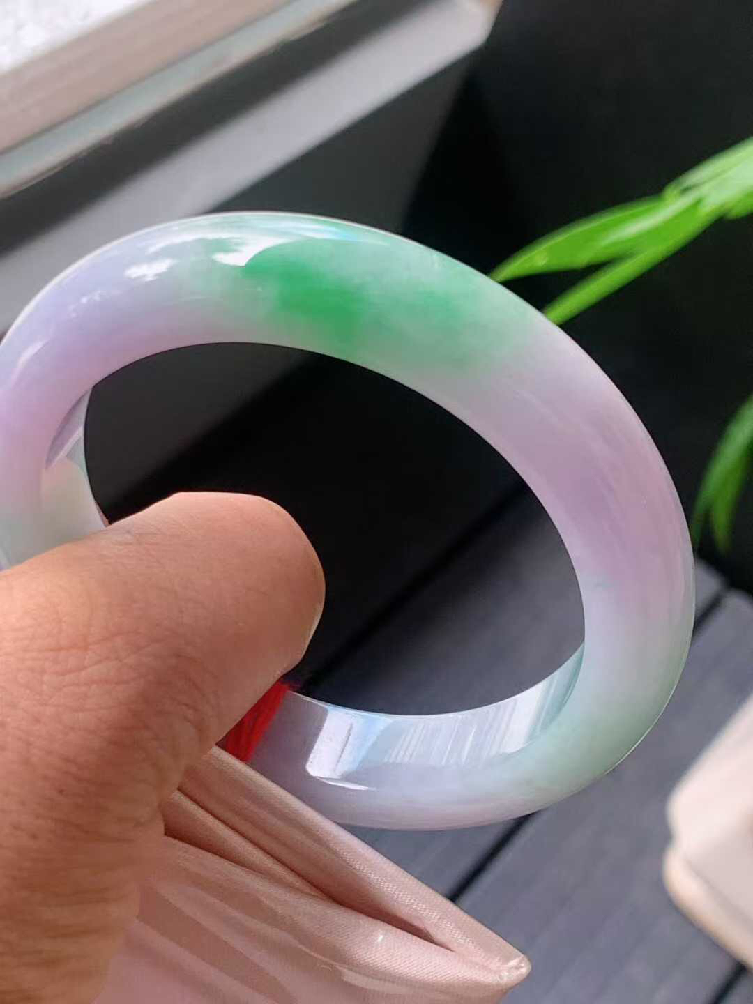 【翡翠名称】老种冰春彩飘绿55.5正圈口手镯
【翡翠尺寸】55.5/12.4/8.5mm适合54.5-57正圈口佩戴
【翡翠描述】宝贝种老水足，玉质细腻，色泽靓丽，性价比高，佩戴效果好！
【其它赠送】权威证书/精美挂绳盒子/支持全国复检