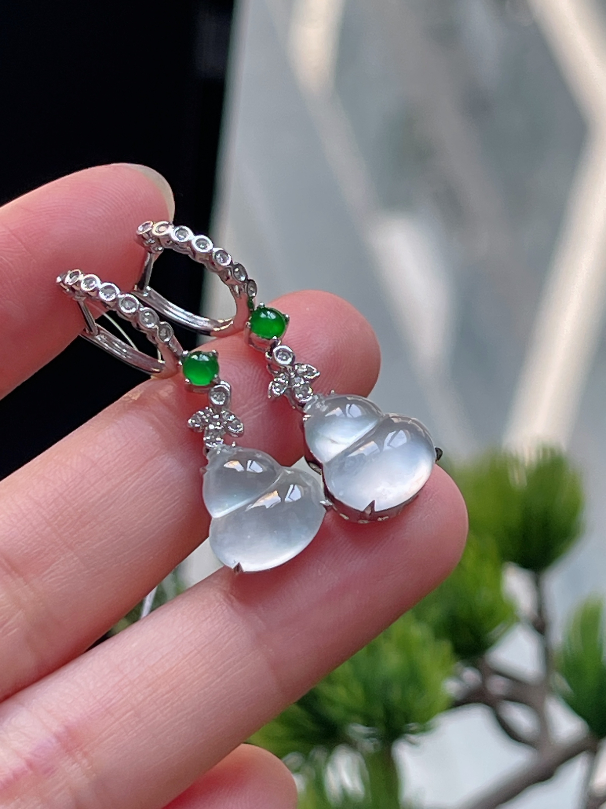 翡翠白冰茅台白耳坠，印记：G18K,伴钻石