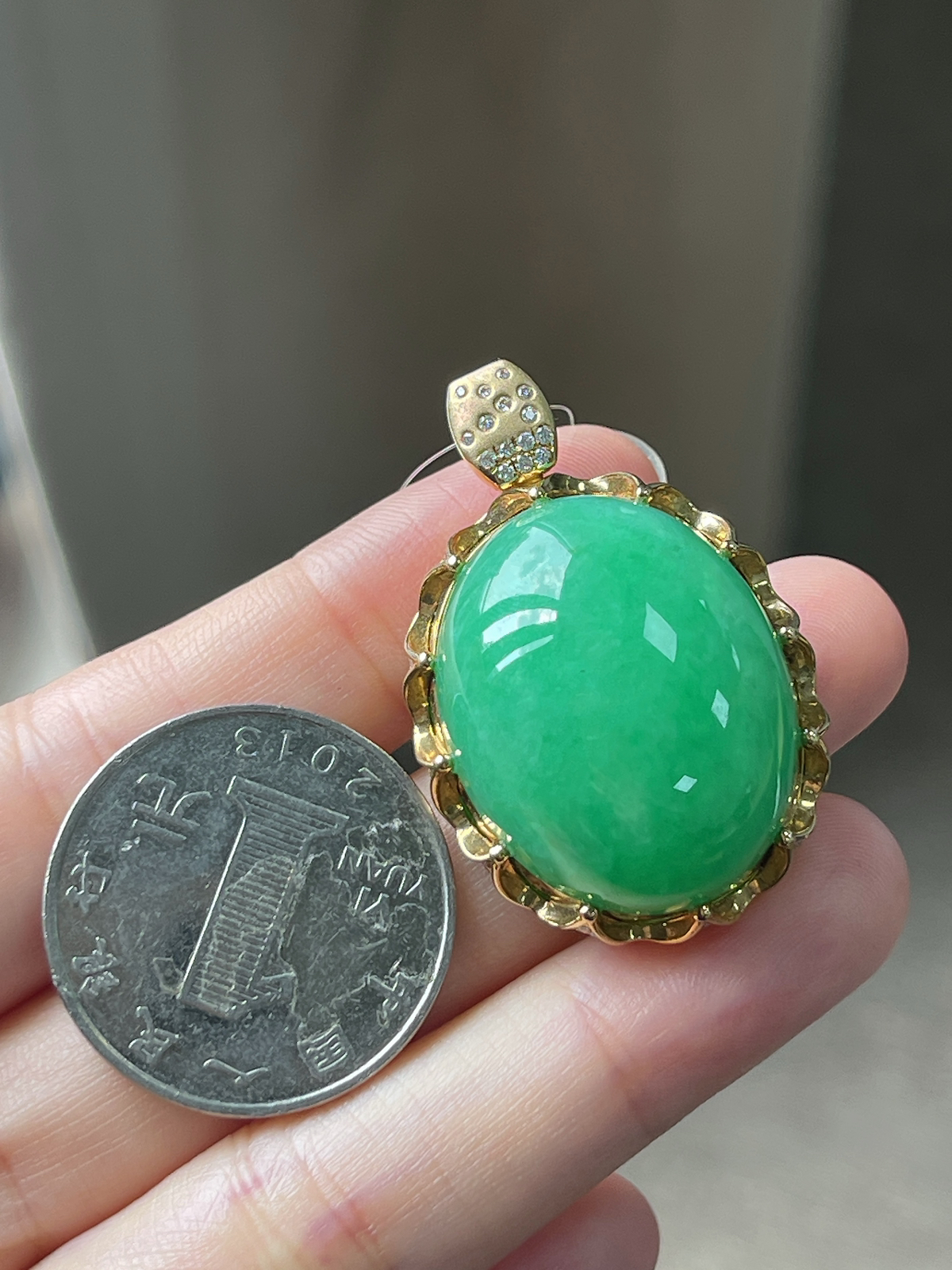 翡翠冰糯种绿色大蛋面吊坠，印记：Au750,伴钻石