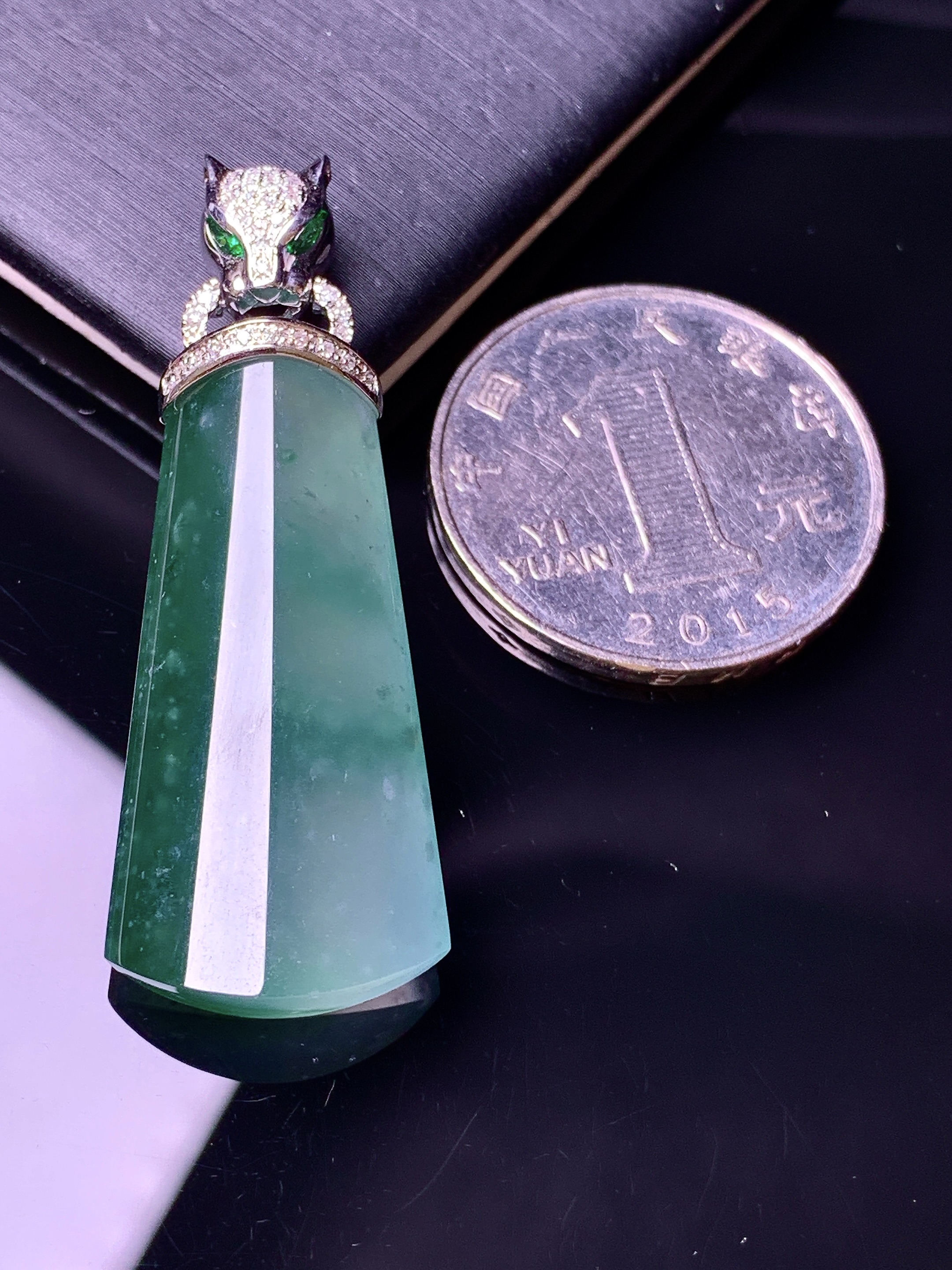 18k金钻镶嵌冰种飘绿玉柱吊坠 玉质细腻 色泽艳丽清新 水润亮眼 整体尺寸43.2*16.2*6b1