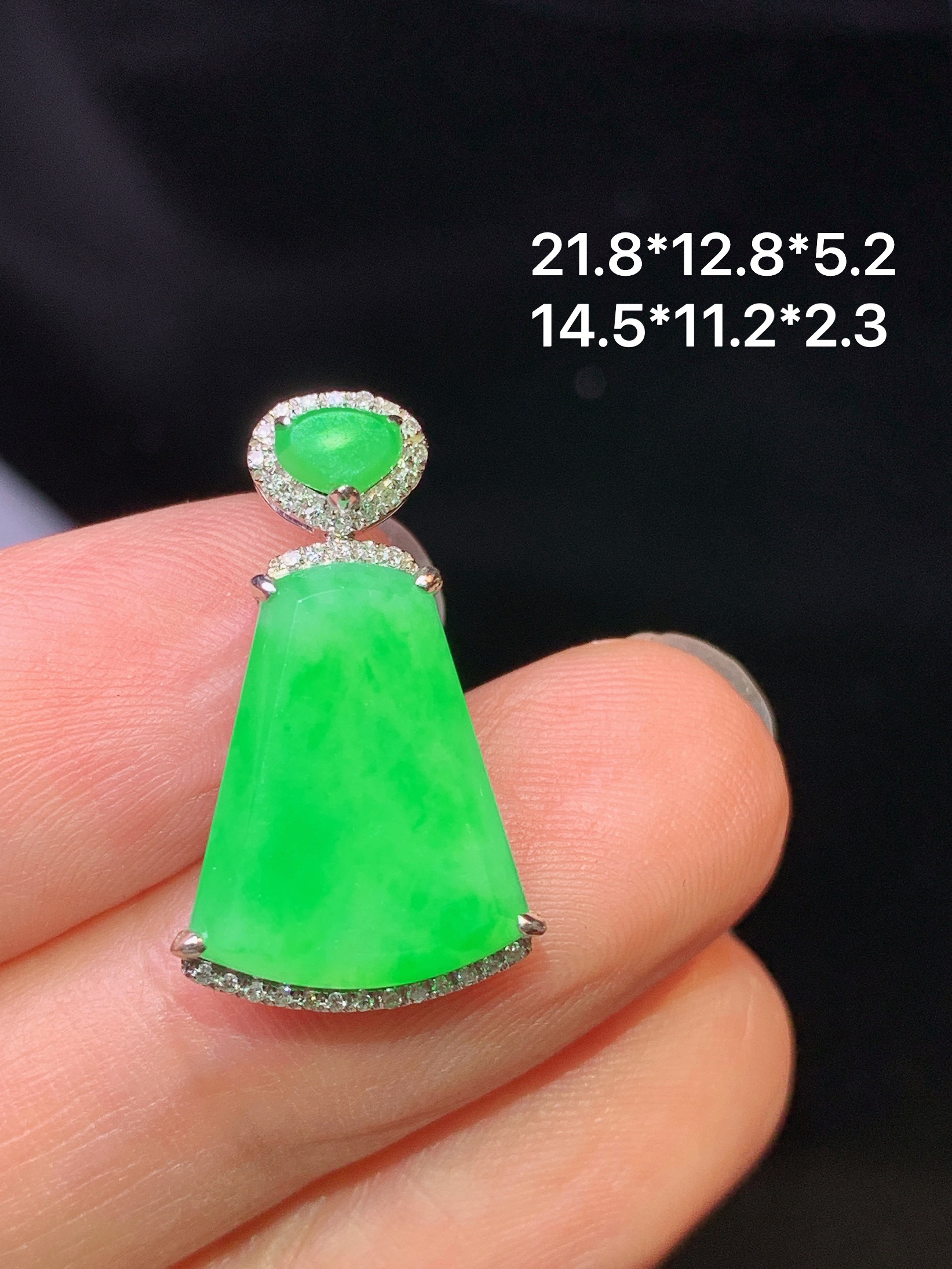 18k金钻镶嵌翠绿无事牌吊坠 玉质细腻 色泽艳丽清新 水润亮眼 整体尺寸21.8*12.8*5.2b1