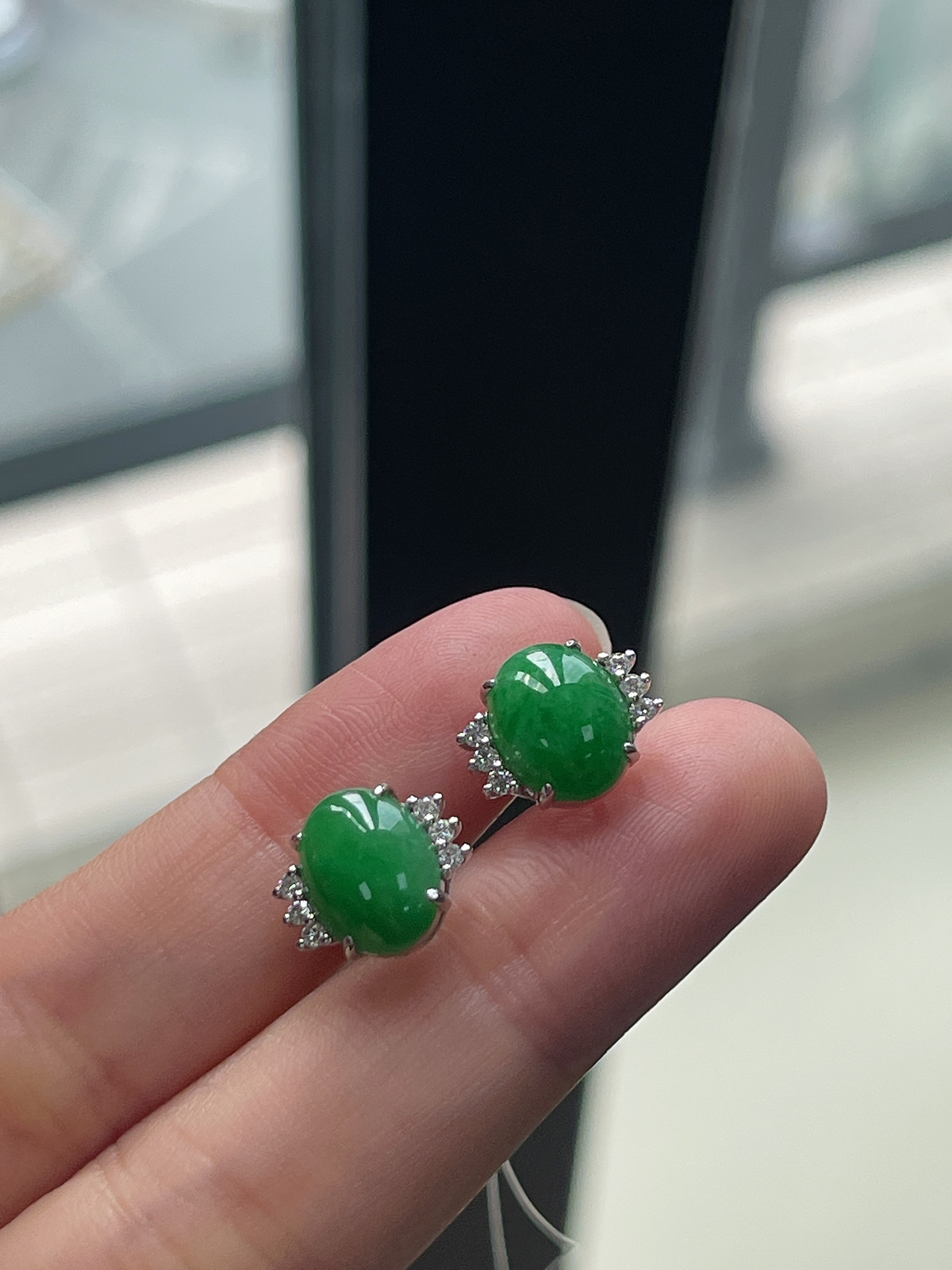 翡翠糯化种满绿耳钉，印记：G18K,伴钻石