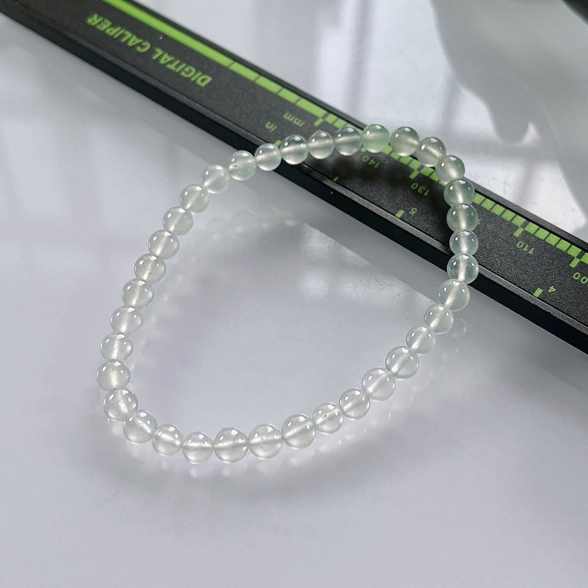 缅甸天然翡翠A货，卡4.8玻璃种起光起胶圆珠手串手链，尺寸：4.8mm/36颗，重量：6.90g