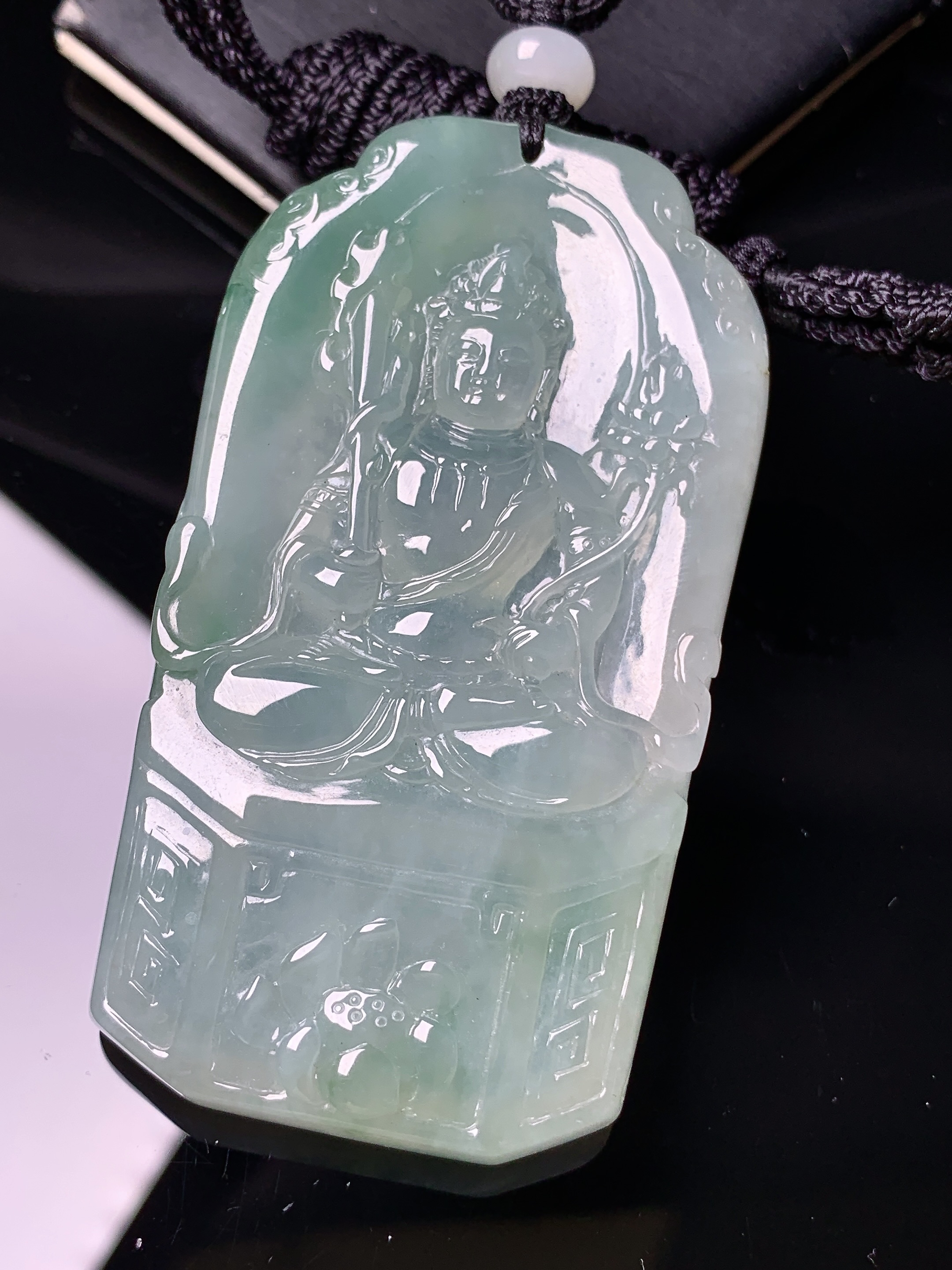 冰种飘绿观音菩萨吊坠 玉质细腻 色泽艳丽清新 水润亮眼 整体尺寸70*38.5*6.8L1
