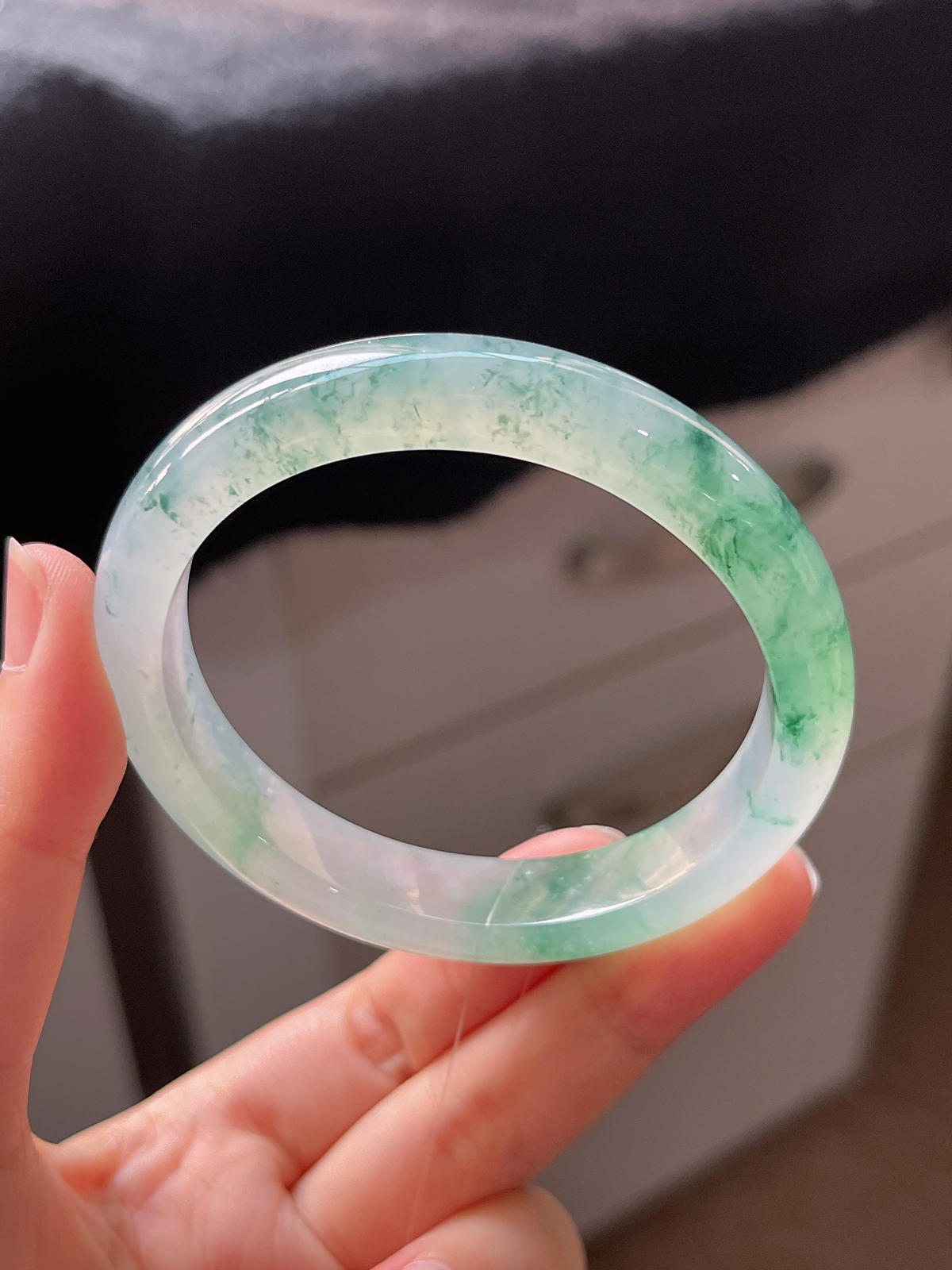 贵妃镯55.6圈口，翡翠冰种飘绿手镯