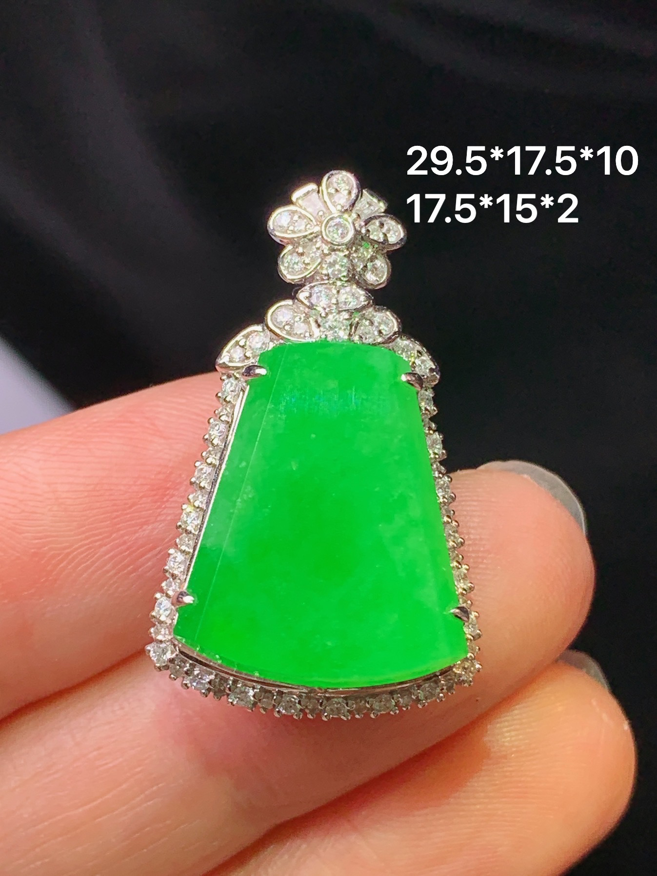 18k金钻镶嵌翠绿无事牌吊坠 玉质细腻 色泽艳丽清新 水润亮眼 整体尺寸29.5*17.5*10y1