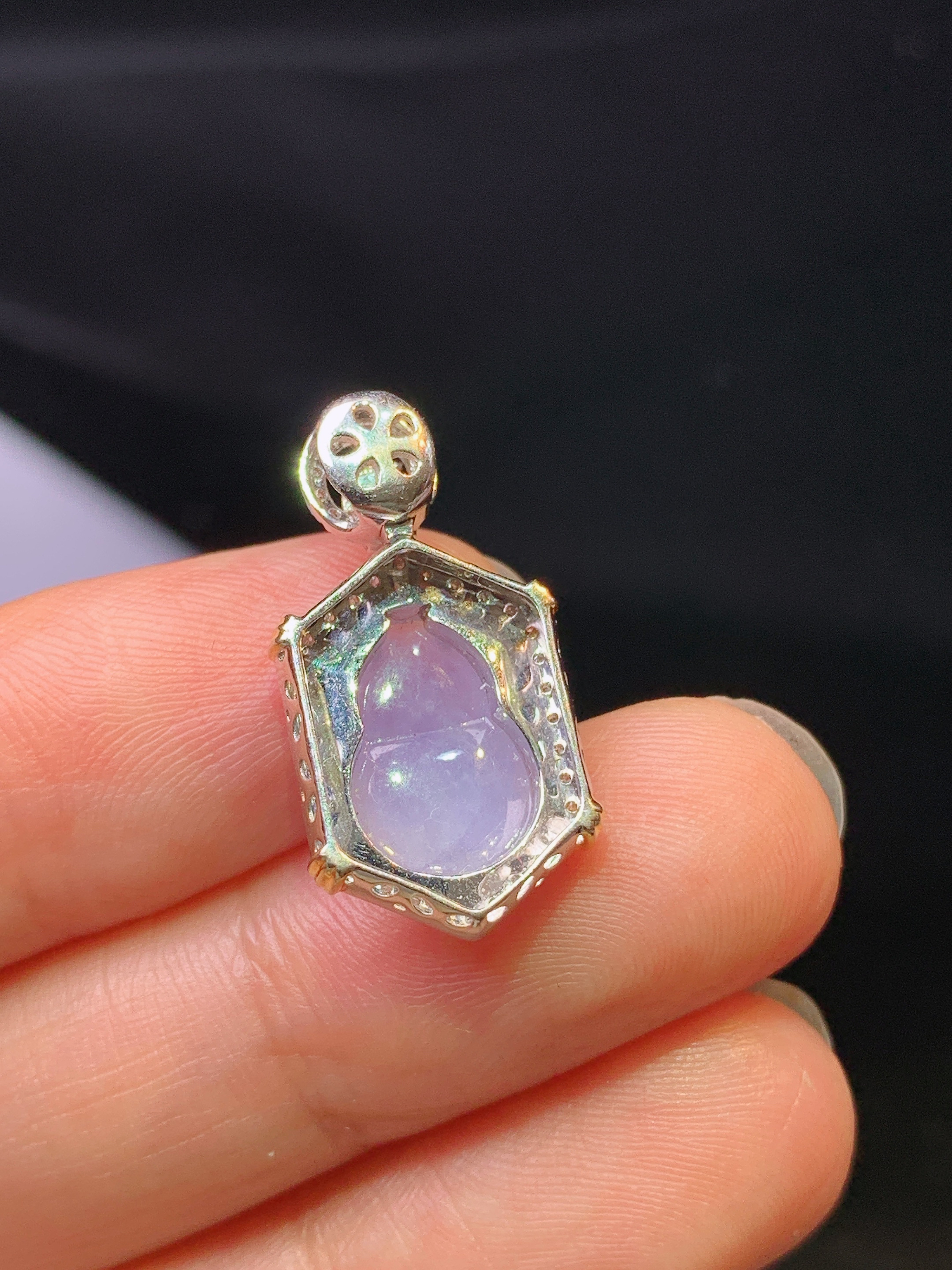 18k金钻镶嵌紫罗兰葫芦吊坠 玉质细腻 色泽艳丽清新 水润亮眼 整体尺寸22.7*11.8*6.5y4