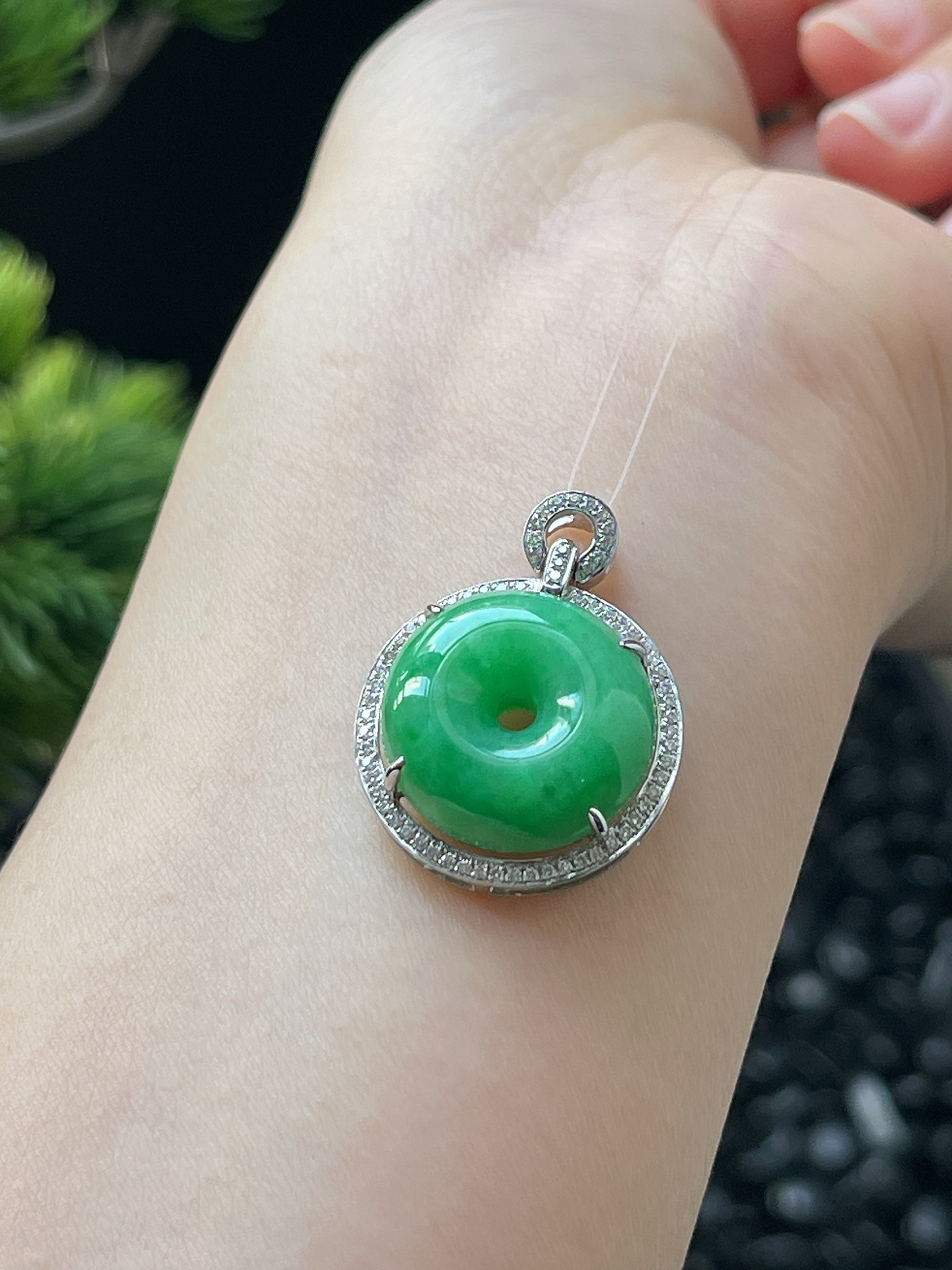 翡翠糯化种绿色平安扣挂件，印记：G18K,伴钻石