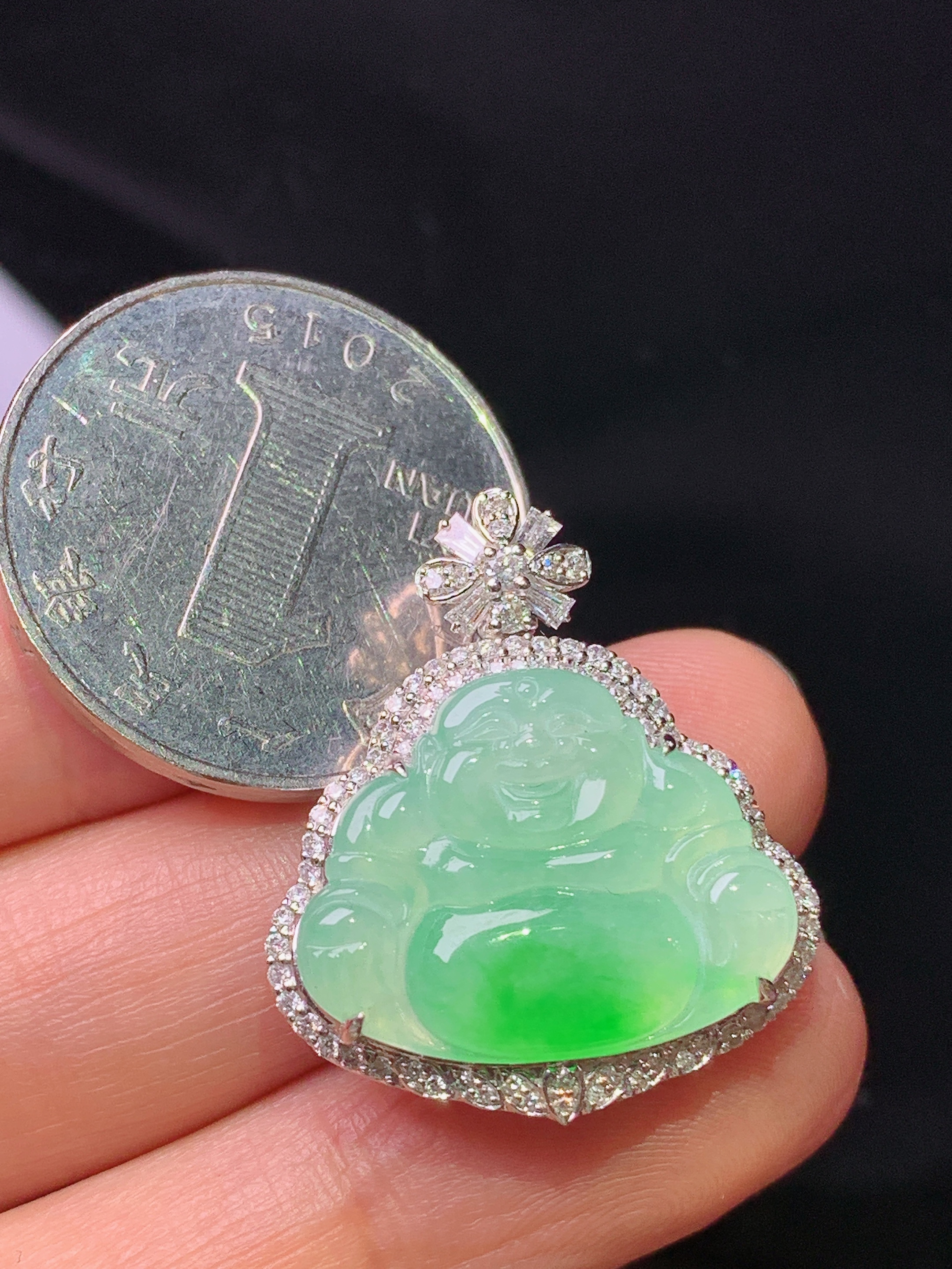 18k金钻镶嵌翠绿佛公吊坠 玉质细腻 色泽艳丽清新 水润亮眼 整体尺寸27*23*7.8x4