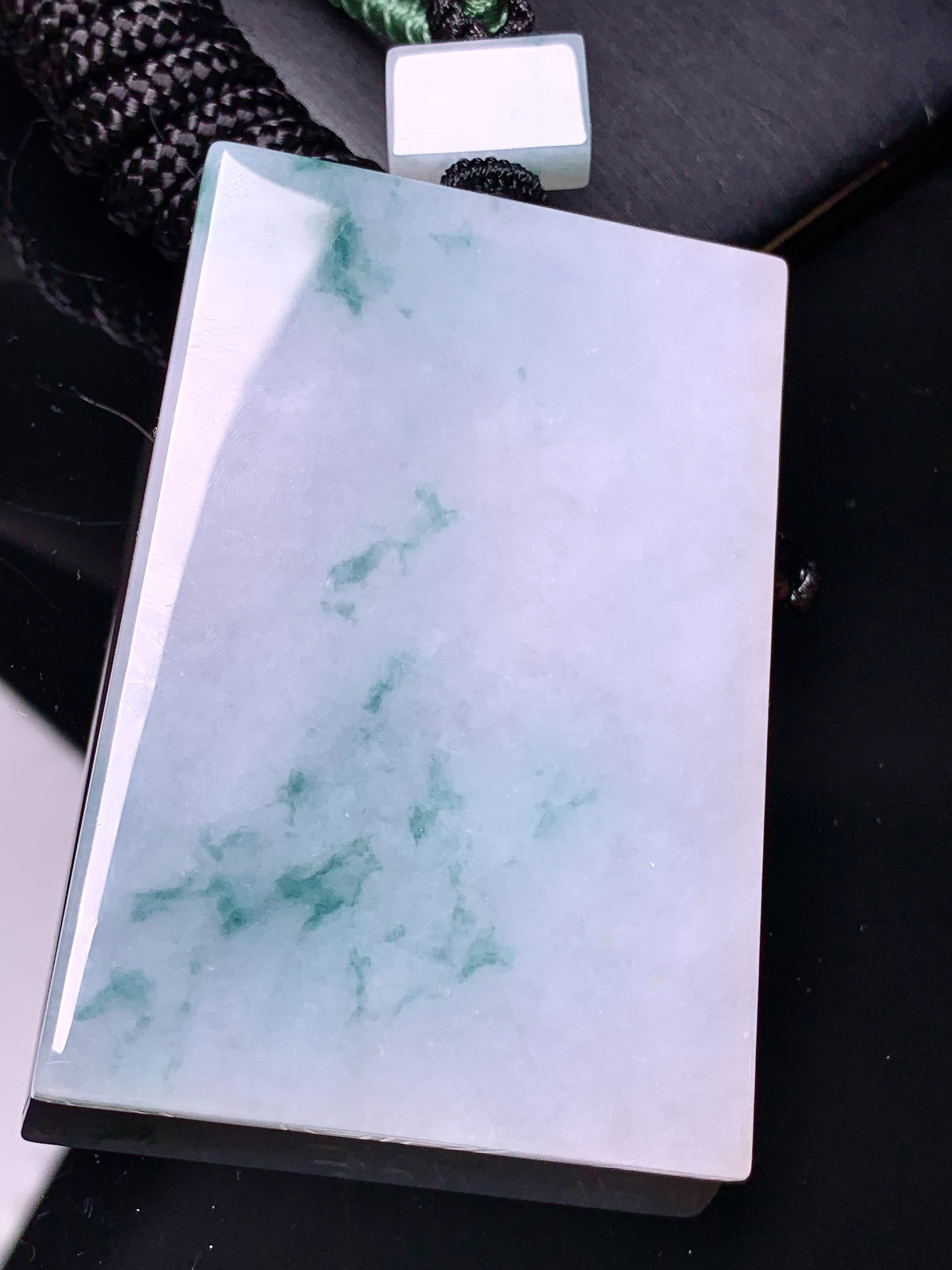 飘绿无事牌吊坠 玉质细腻 色泽艳丽清新 水润亮眼 整体尺寸63*43.8*6w1