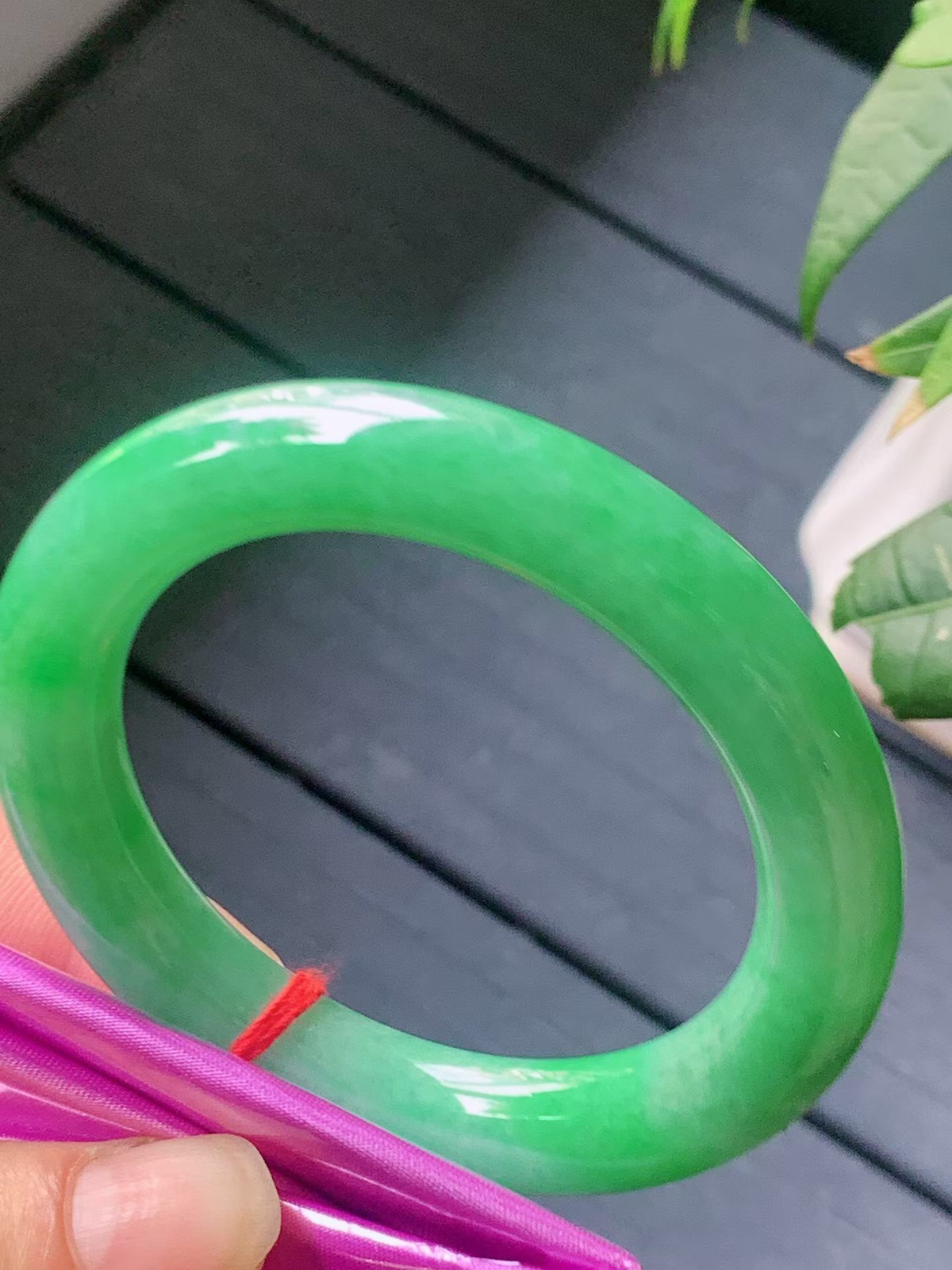 【翡翠名称】老种冰阳绿53.4正圈口圆条手镯
【翡翠尺寸】53.4/11/10.7mm适合53.5-56正圈口佩戴
【翡翠描述】宝贝种老水足，玉质细腻，色泽靓丽，性价比高，佩戴效果好！
【其它赠送】权威证书/精美挂绳盒子/支持全国复检