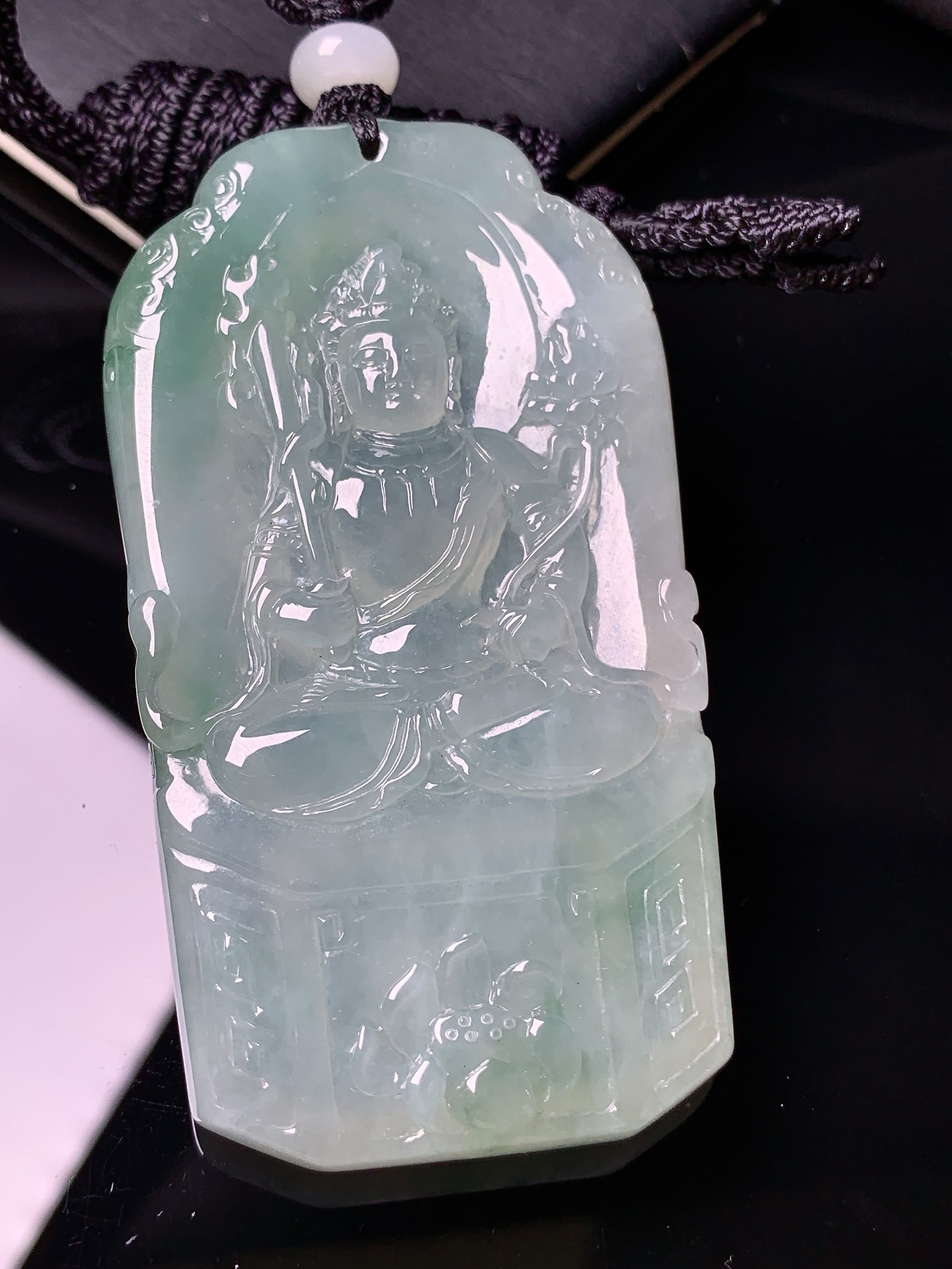 冰种飘绿观音菩萨吊坠 玉质细腻 色泽艳丽清新 水润亮眼 整体尺寸70*38.5*6.8L1