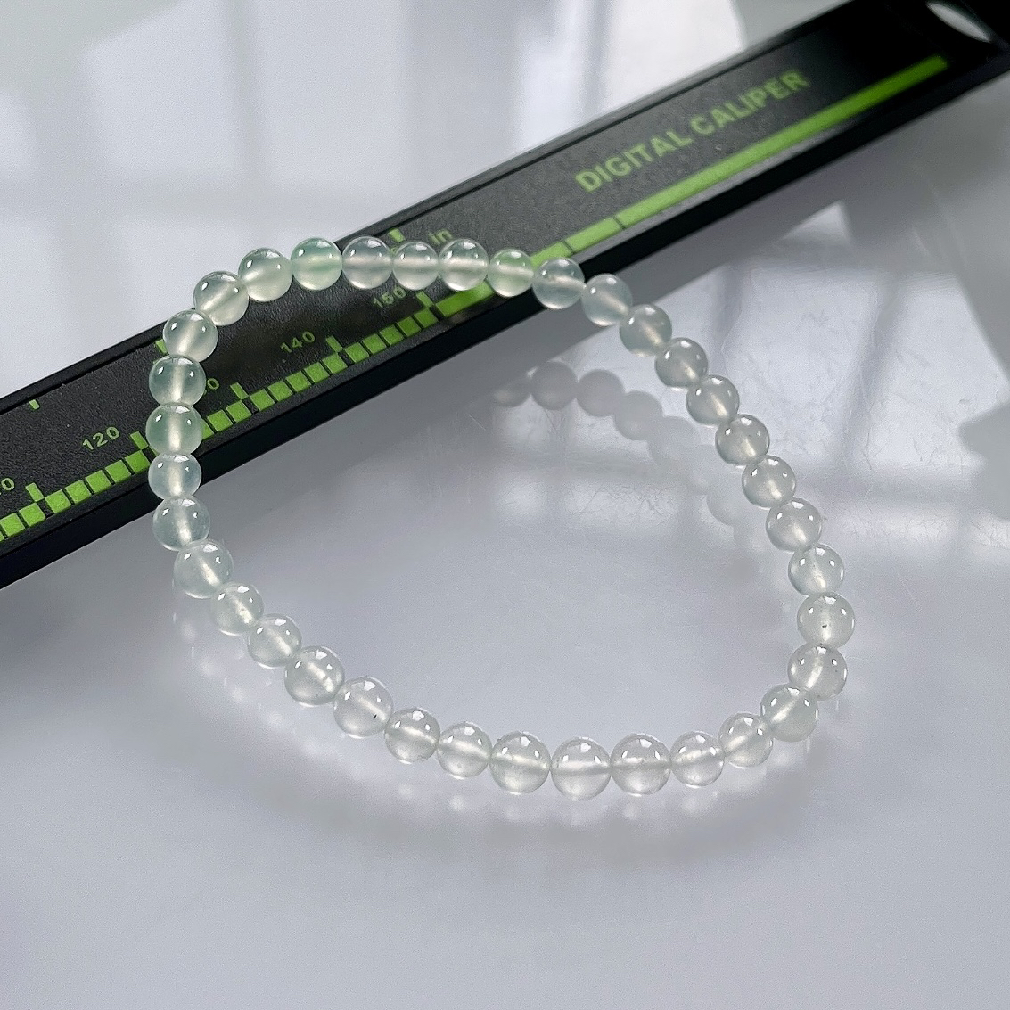 缅甸天然翡翠A货，卡4.8玻璃种起光起胶圆珠手串手链，尺寸：4.8mm/36颗，重量：6.90g