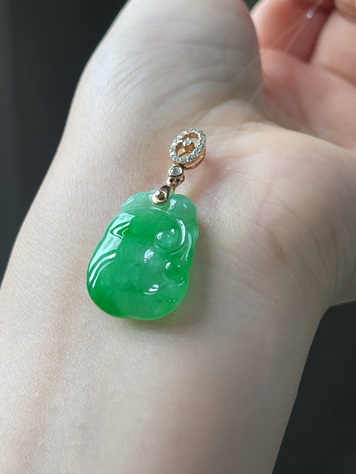 翡翠冰糯种绿色如意，伴钻石