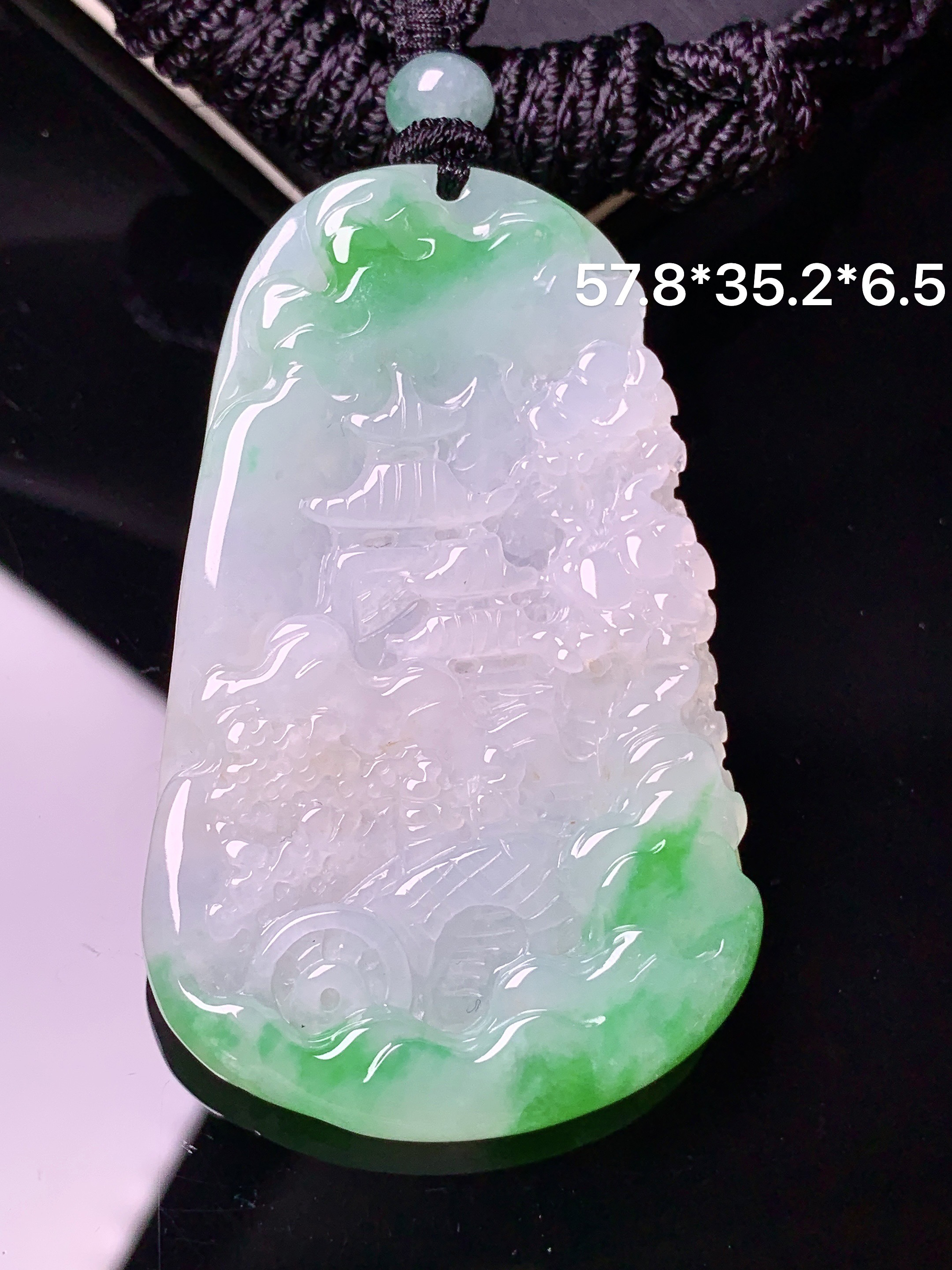 飘绿山水牌子吊坠 玉质细腻 色泽艳丽清新 水润亮眼 整体尺寸57.8*35.2*6.5w1