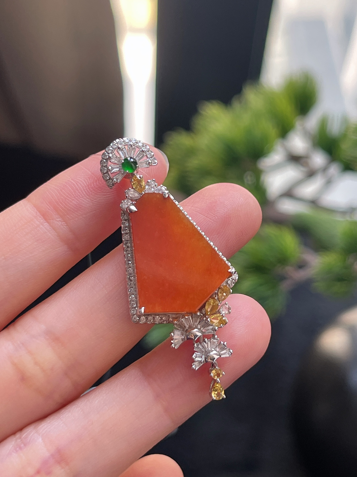 翡翠冰糯种红色无事牌挂件，印记：G18K,伴钻石（无色）