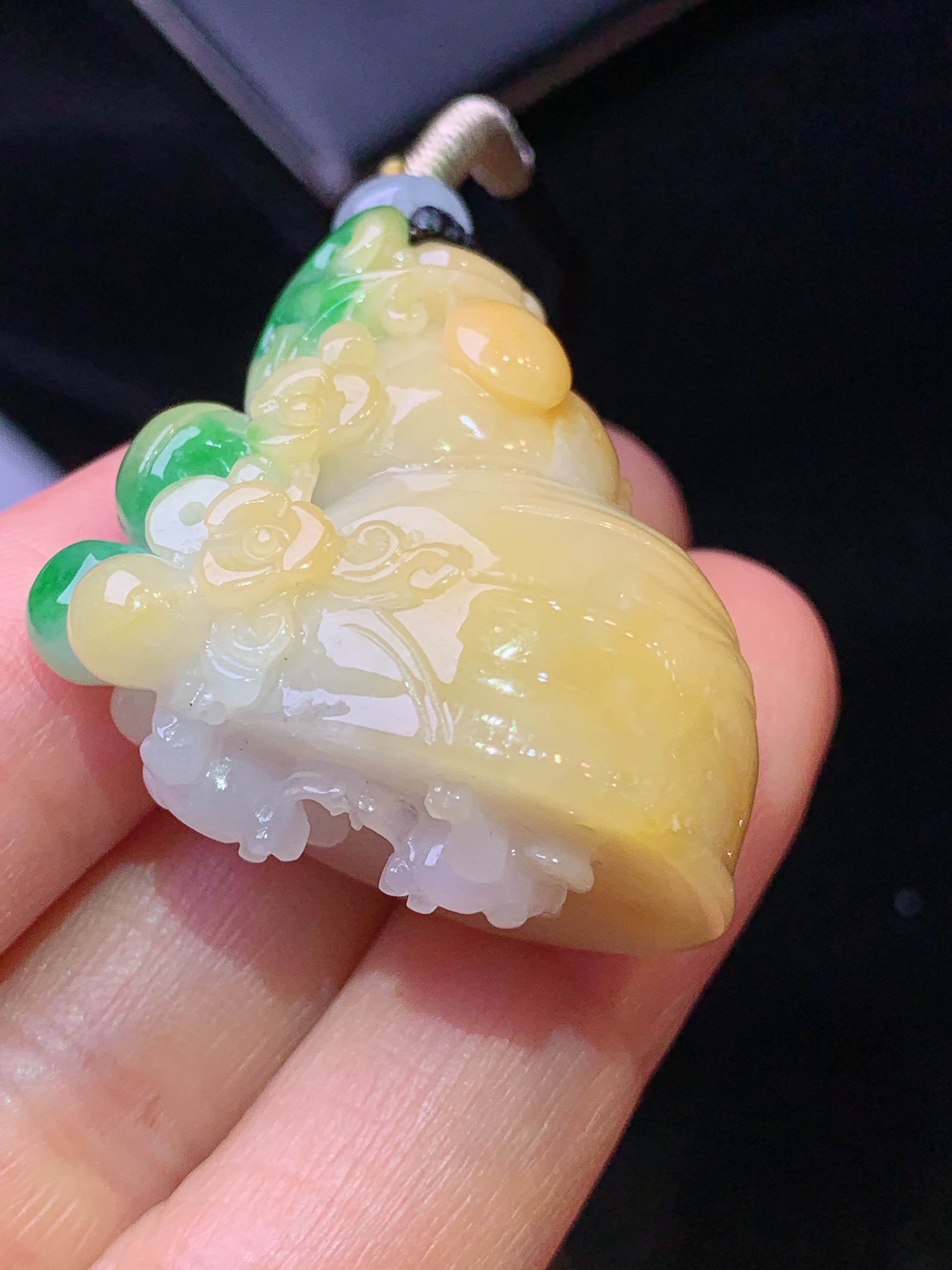 黄翡飘绿海螺吊坠 玉质细腻 色泽艳丽清新 水润亮眼 整体尺寸33.5*30.8*19.8W1