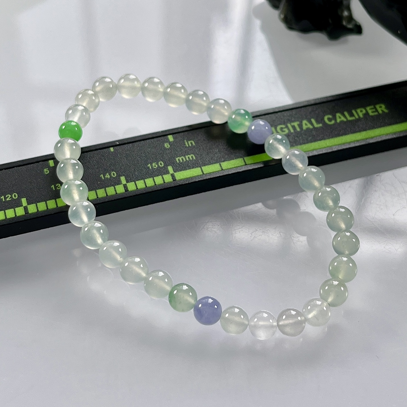 缅甸天然翡翠A货，卡5.3高冰种起光起胶马卡龙圆珠手串手链，尺寸：5.3mm/33颗，重量：8.73