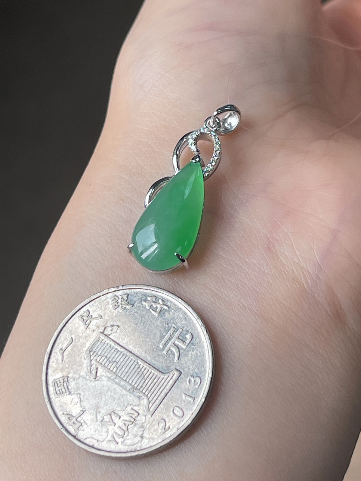 翡翠冰糯种浅绿色水滴吊坠，印记：G18K,伴钻石