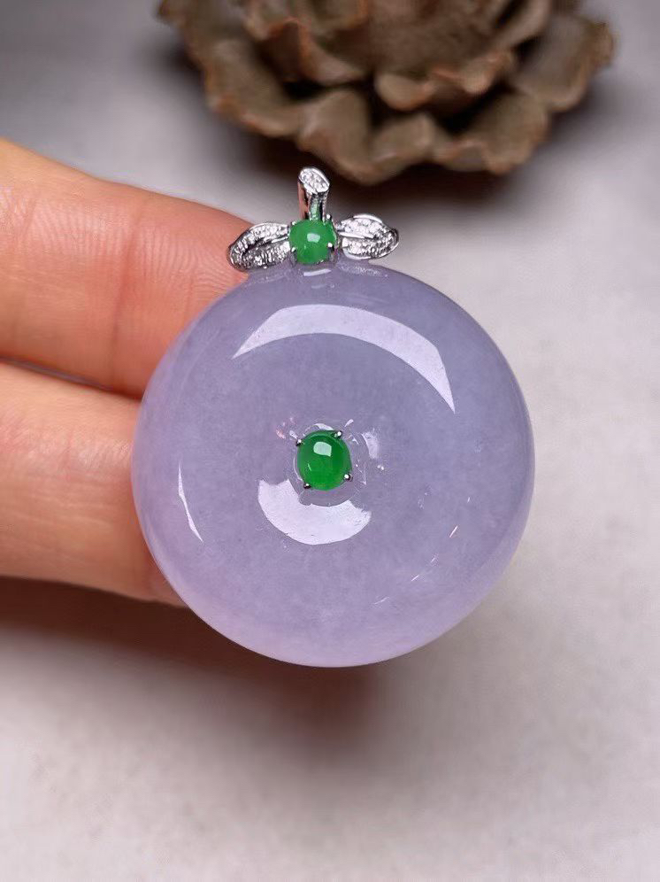 冰糯种淡紫罗兰平安扣吊坠、真金真钻镶嵌，种水好，玉质细腻 .裸石尺寸26.5