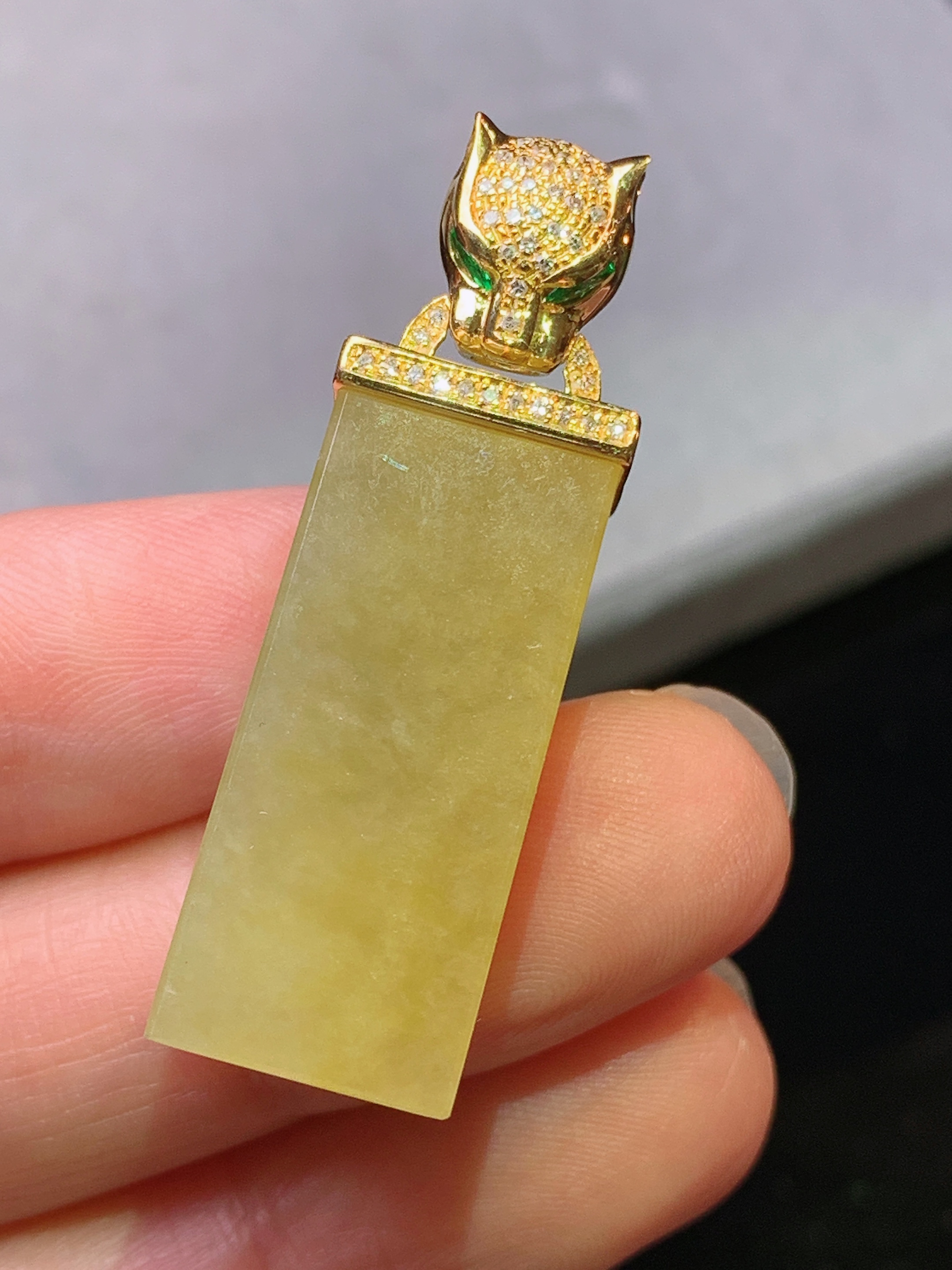 18k金钻镶嵌黄翡无事牌吊坠 玉质细腻 色泽艳丽清新 水润亮眼 整体尺寸38.2*11.8*10.2b1