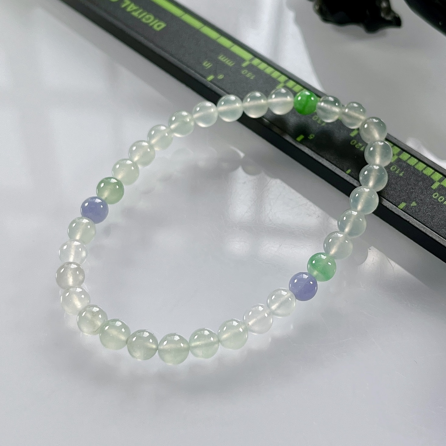 缅甸天然翡翠A货，卡5.3高冰种起光起胶马卡龙圆珠手串手链，尺寸：5.3mm/33颗，重量：8.73g