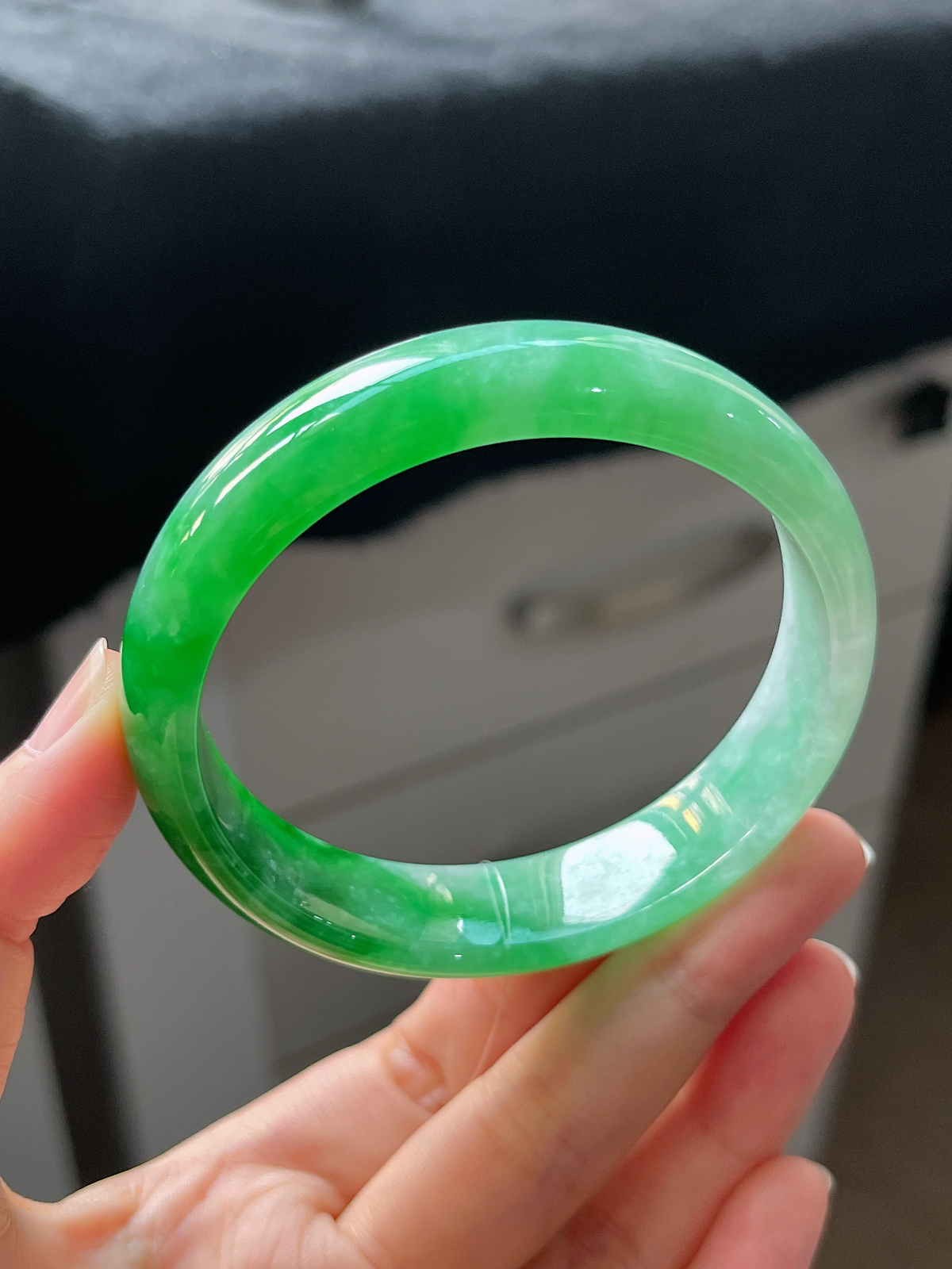 正圈58.4圈口，翡翠糯化种飘绿手镯