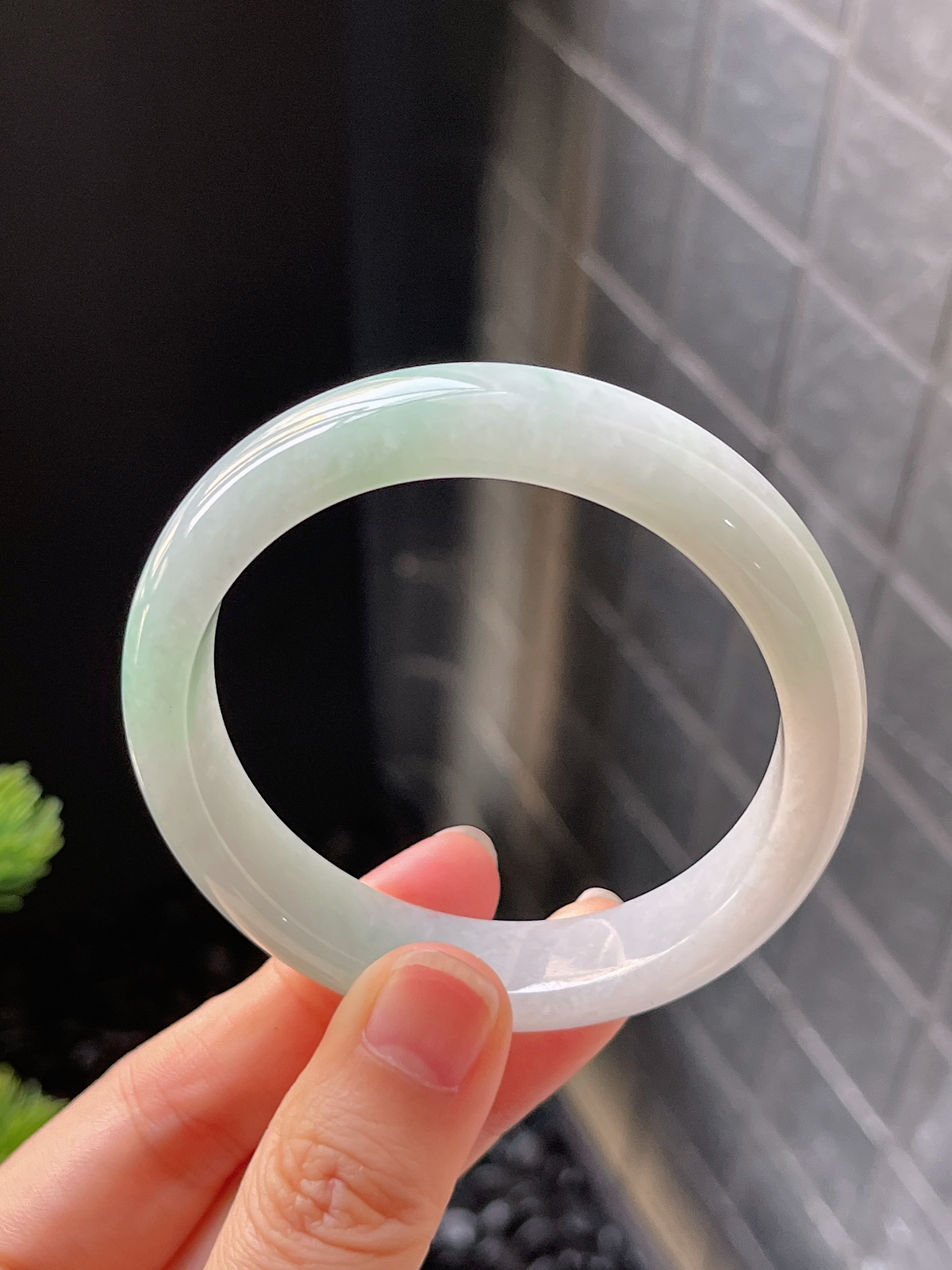 正圈51.9圈口，翡翠糯化种飘绿手镯