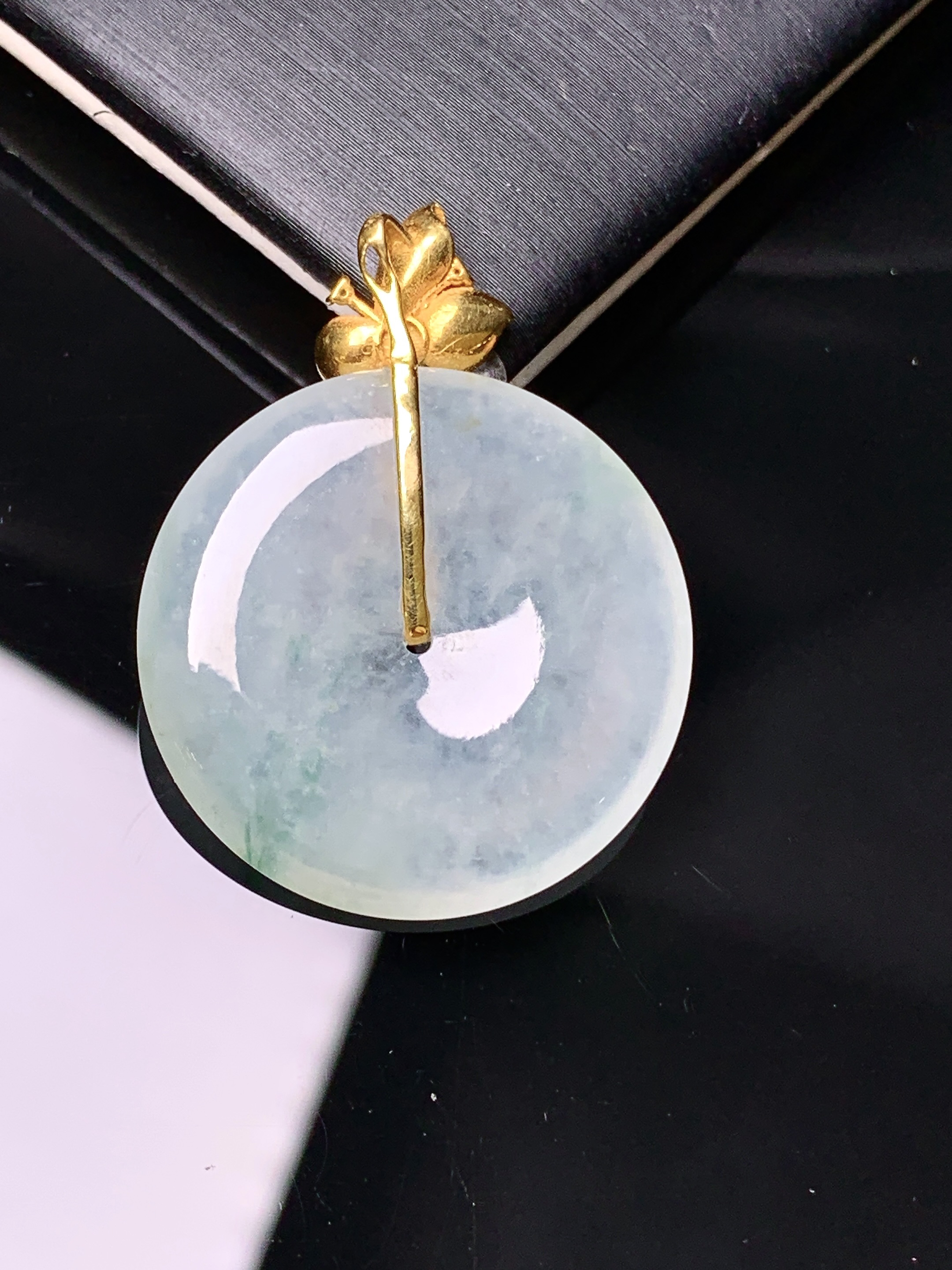 18k金钻镶嵌冰种平安扣吊坠 玉质细腻 色泽艳丽清新 水润亮眼 整体尺寸33.2*25.5*4yz