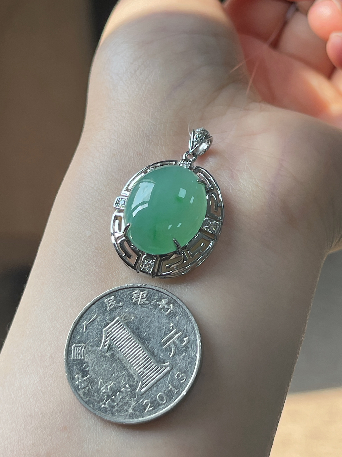 翡翠冰糯种绿色蛋面吊坠，印记：G18K,伴钻石