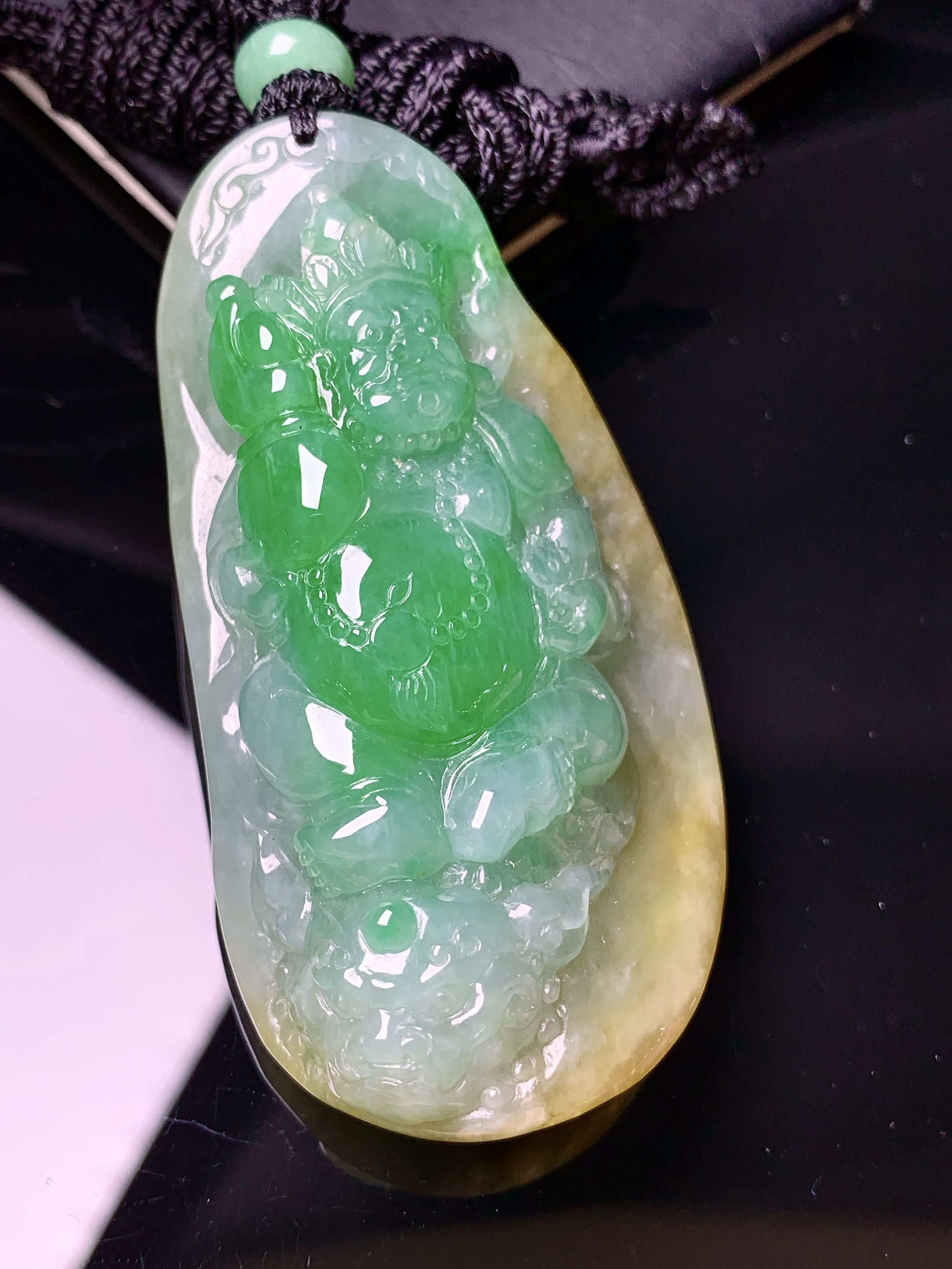 黄绿黄财神吊坠 玉质细腻 色泽艳丽清新 水润亮眼 整体尺寸63.8*33.2*15.8L