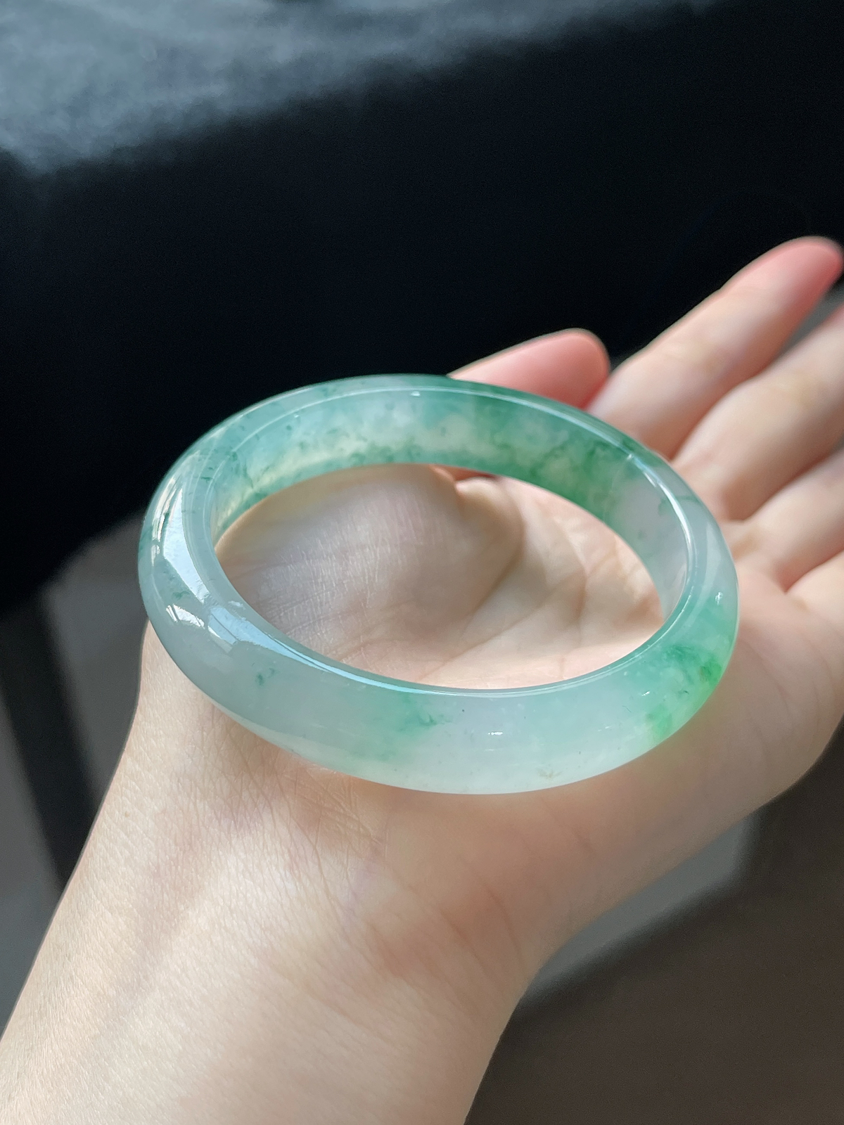 贵妃镯55.6圈口，翡翠冰种飘绿手镯