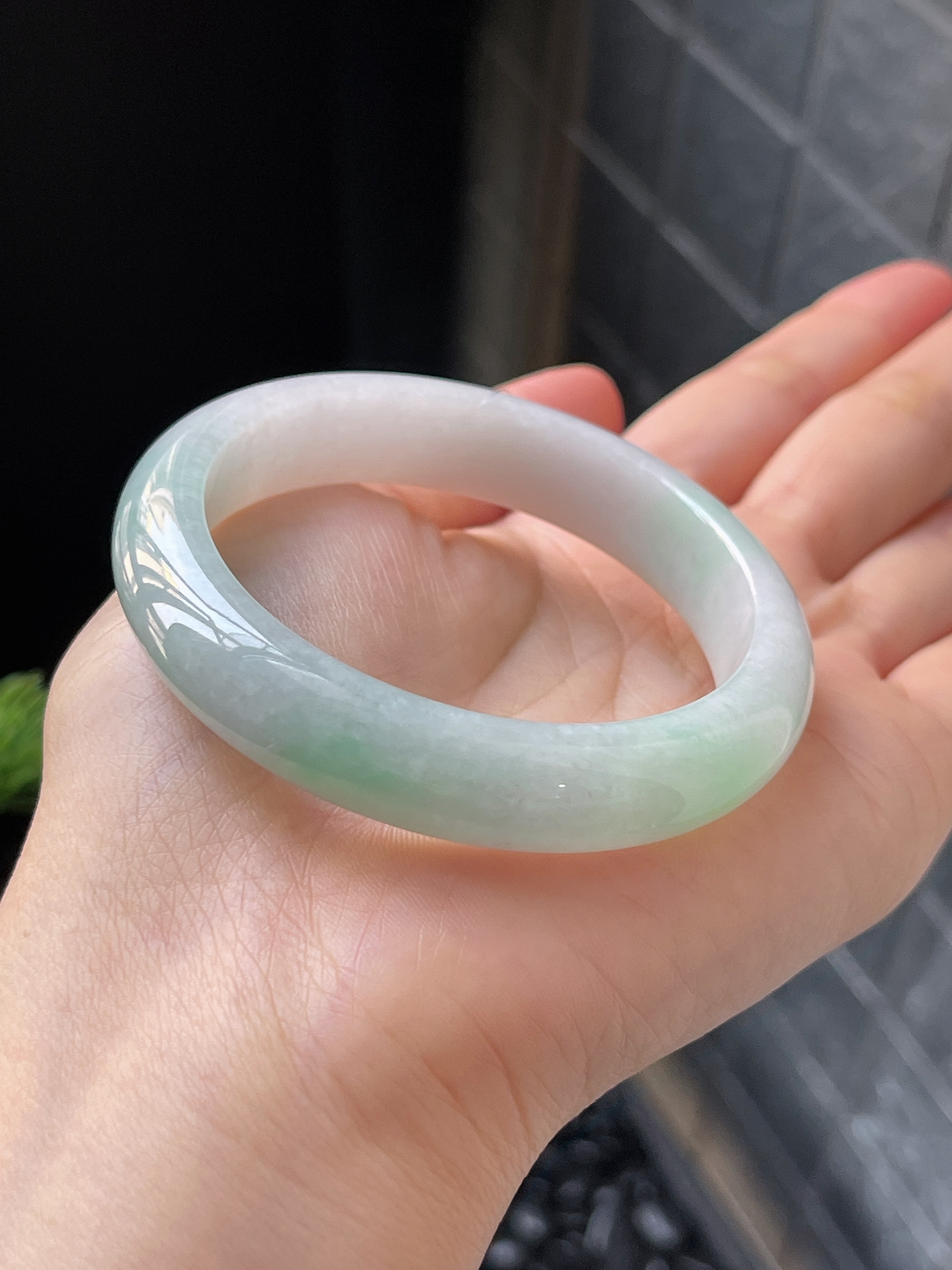 正圈51.9圈口，翡翠糯化种飘绿手镯