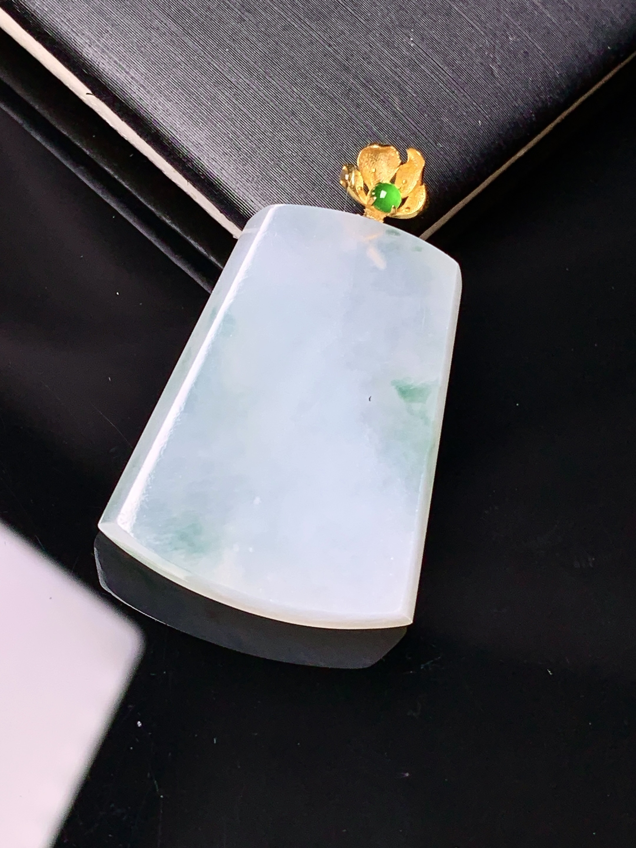 18k金镶嵌冰种飘绿无事牌吊坠 玉质细腻 色泽艳丽清新 水润亮眼 整体尺寸34.3*22.2*4.8c1