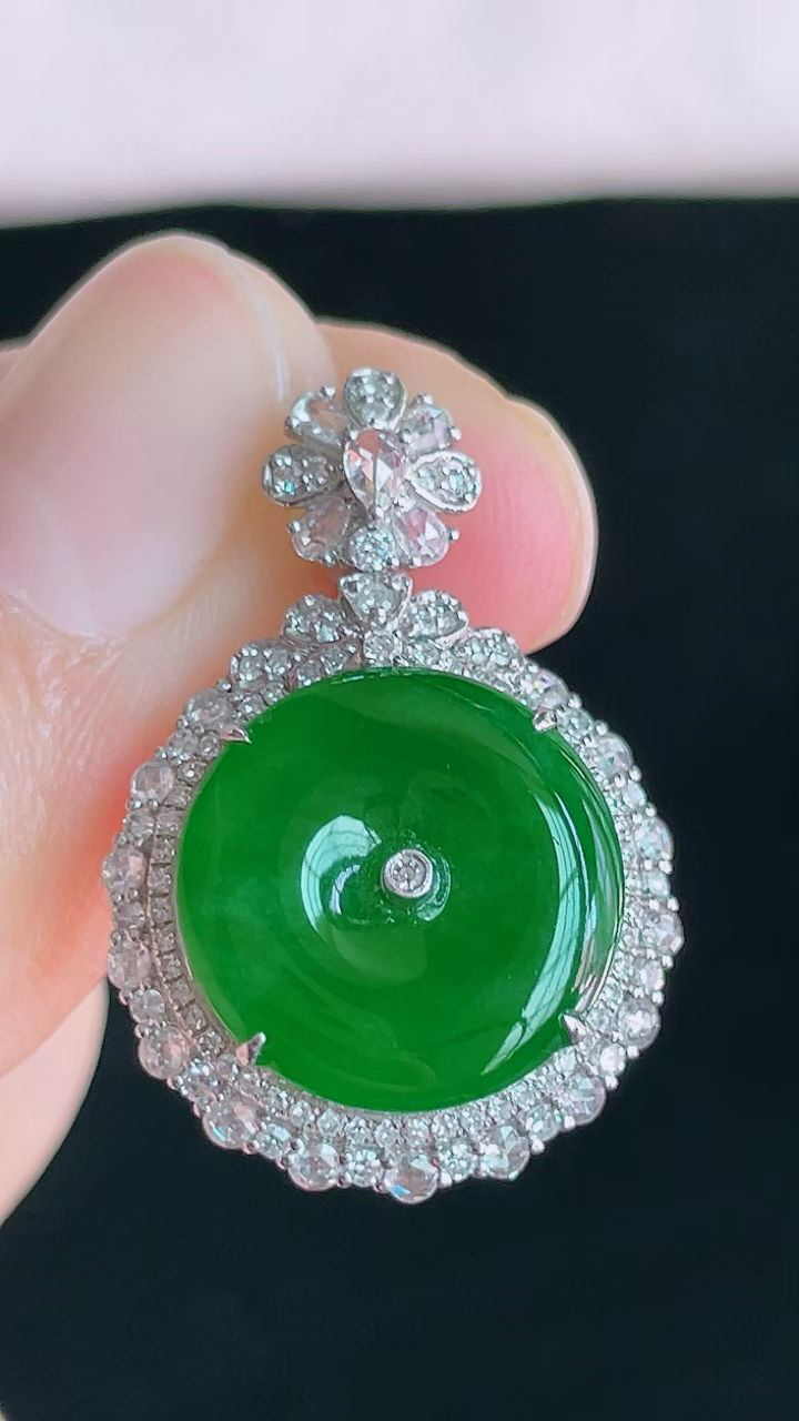 【翡翠名称】18K金豪华镶钻冰辣绿平安扣吊坠
【翡翠尺寸】含金26/17.8/10.2mm
【翡翠描述】宝贝种老水足，玉质细腻，色泽靓丽，性价比高，佩戴效果好！
【其它赠送】权威证书/精美挂绳盒子/支持全国复检